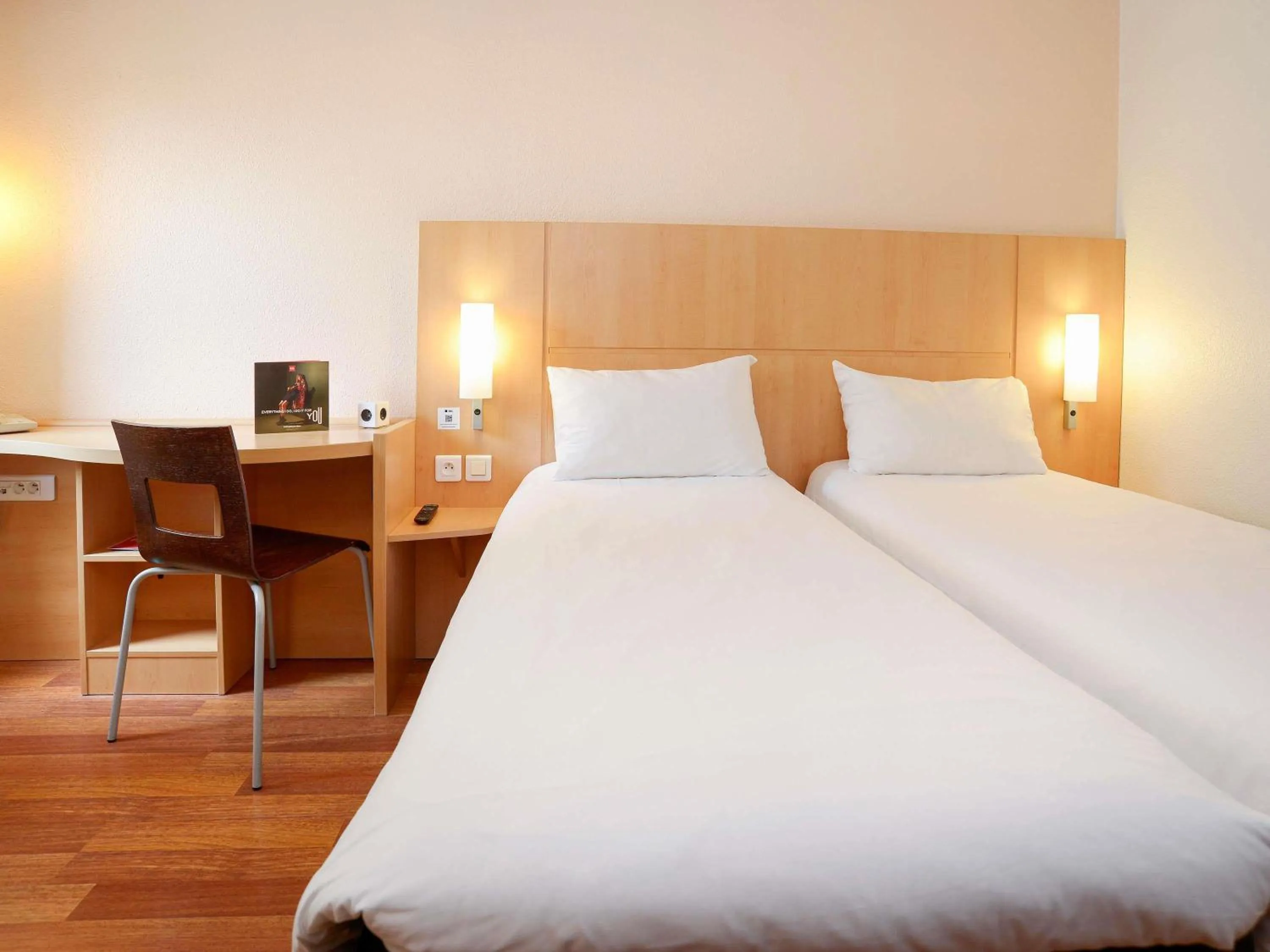 Bedroom, Bed in ibis Toulouse Centre