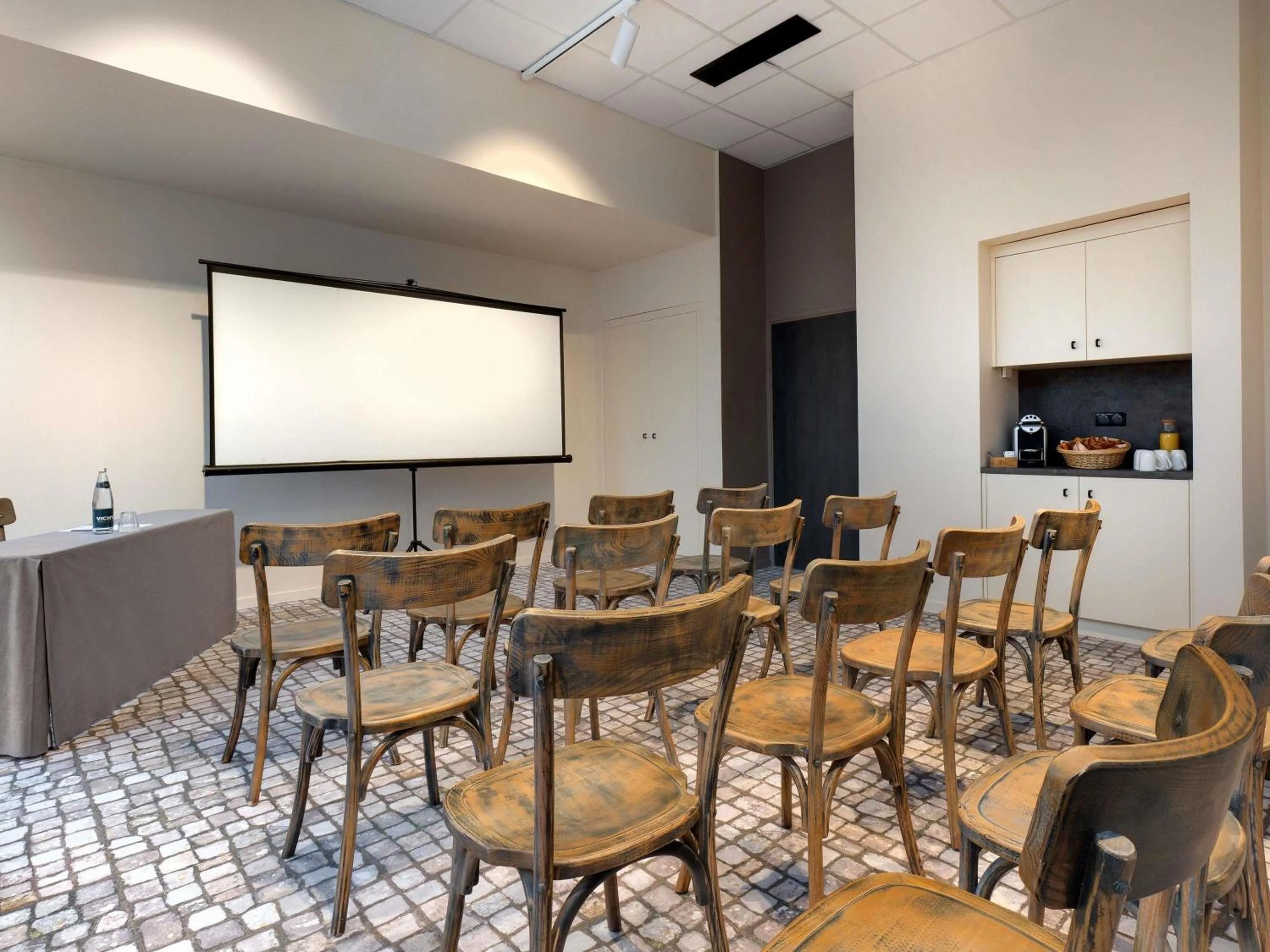 Meeting/conference room in ibis Vichy