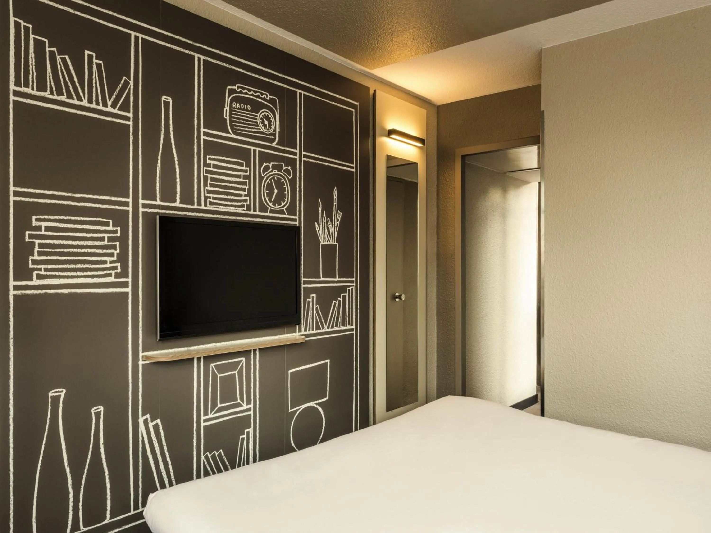 Bedroom, Bed in ibis Bordeaux Centre - Gare Saint-Jean