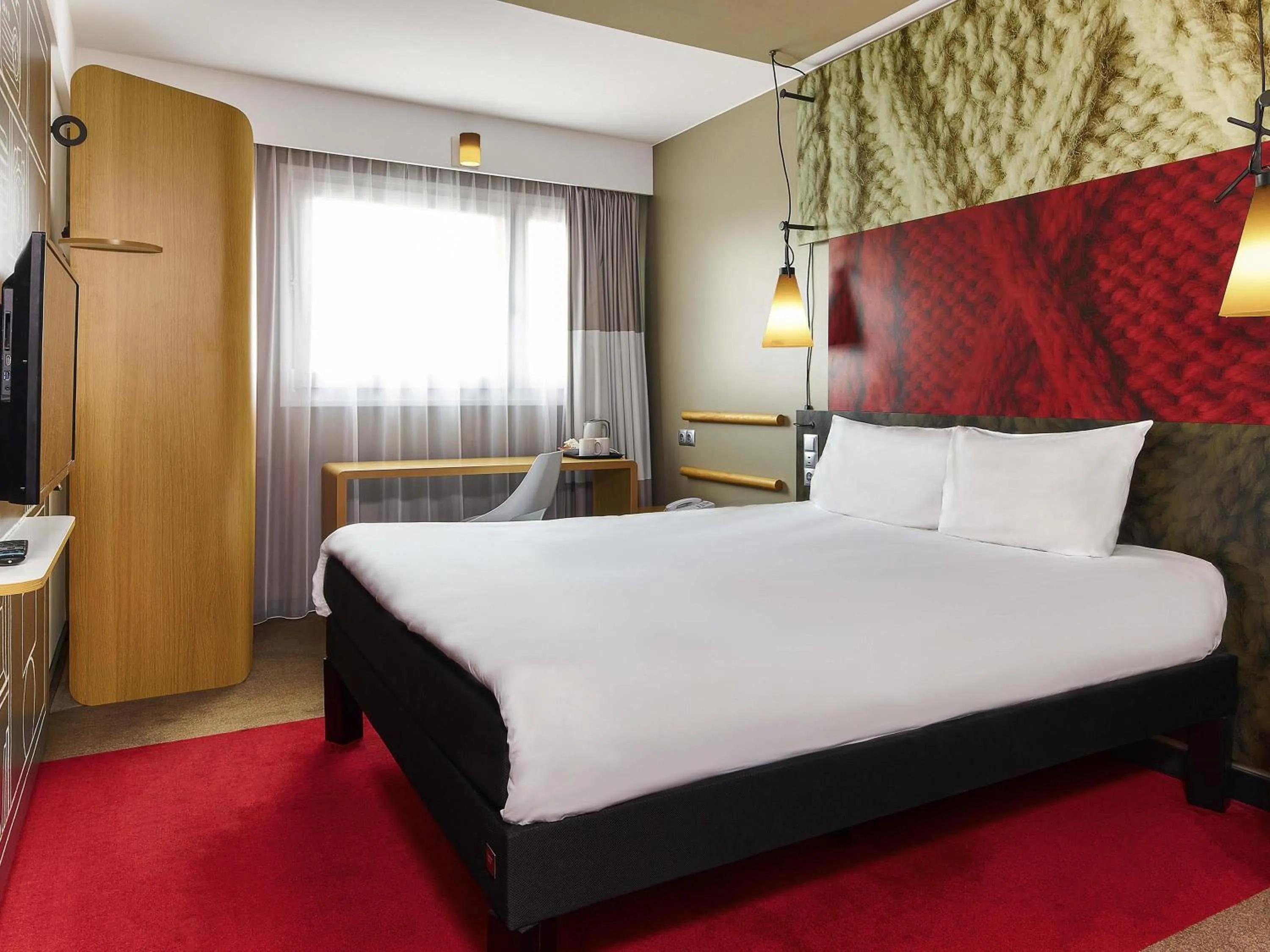 Bedroom, Bed in ibis Bordeaux Centre - Gare Saint-Jean