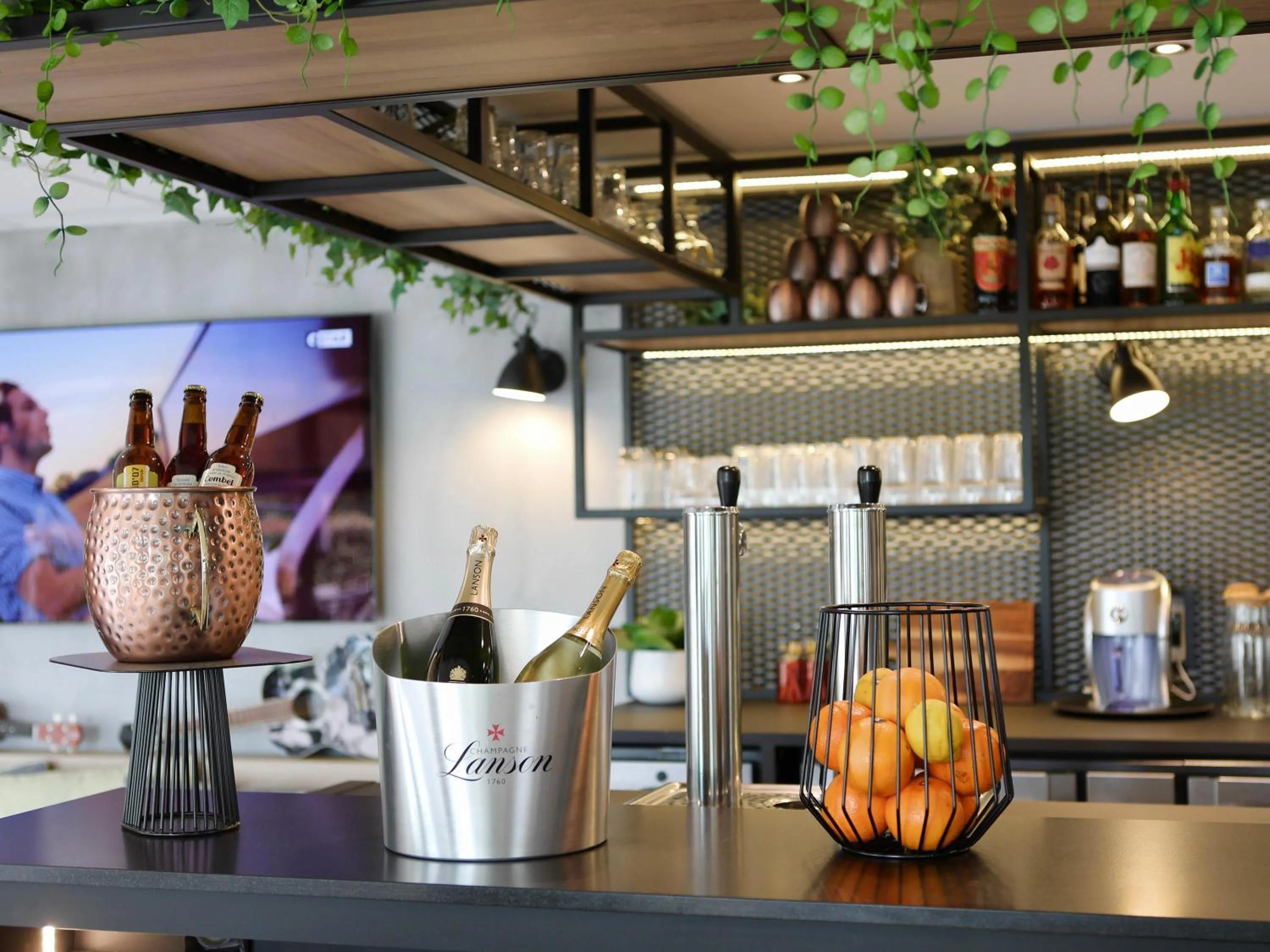 Lounge or bar in ibis Aubenas