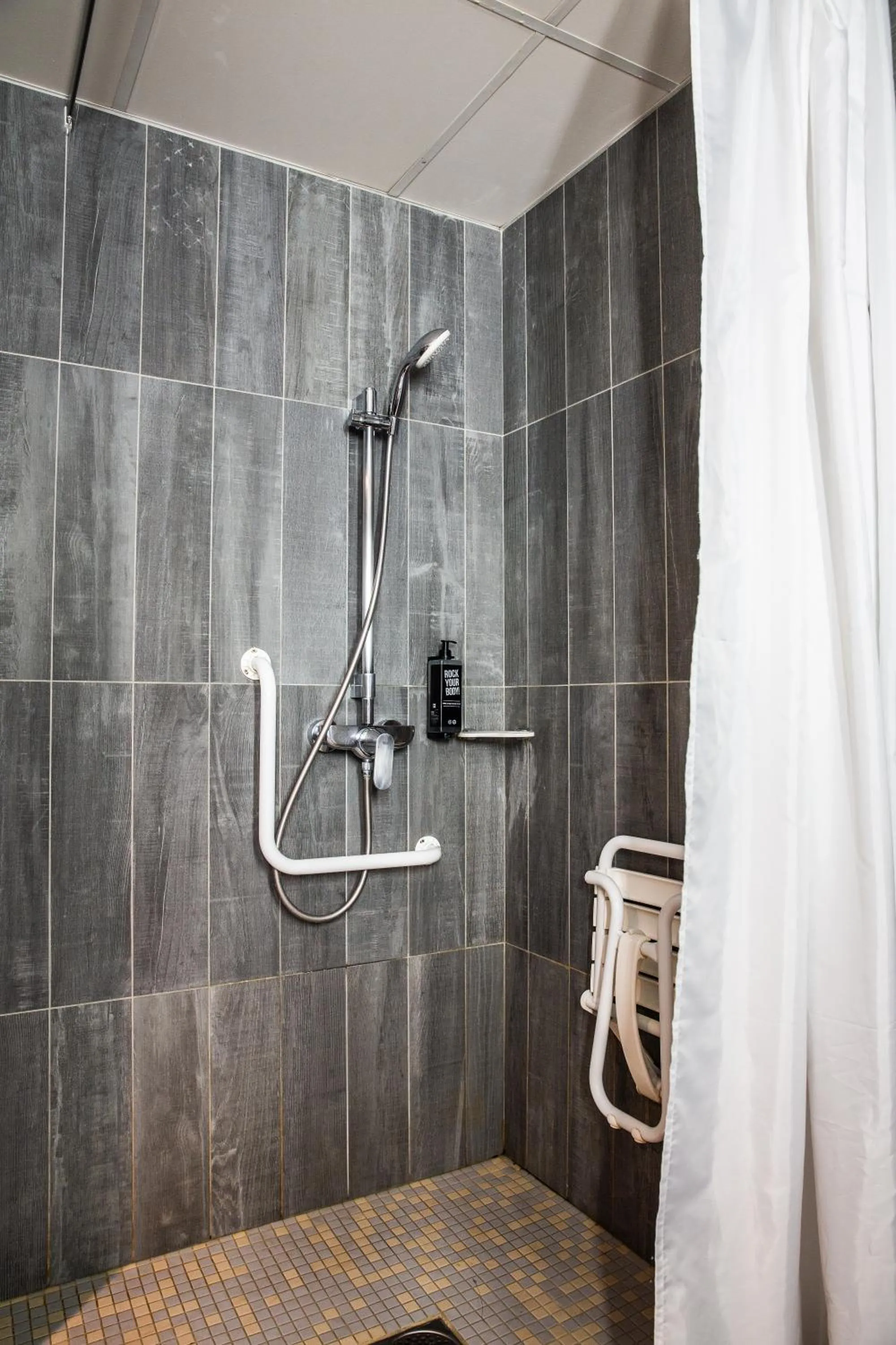 Bathroom in ibis Paris Bercy Village