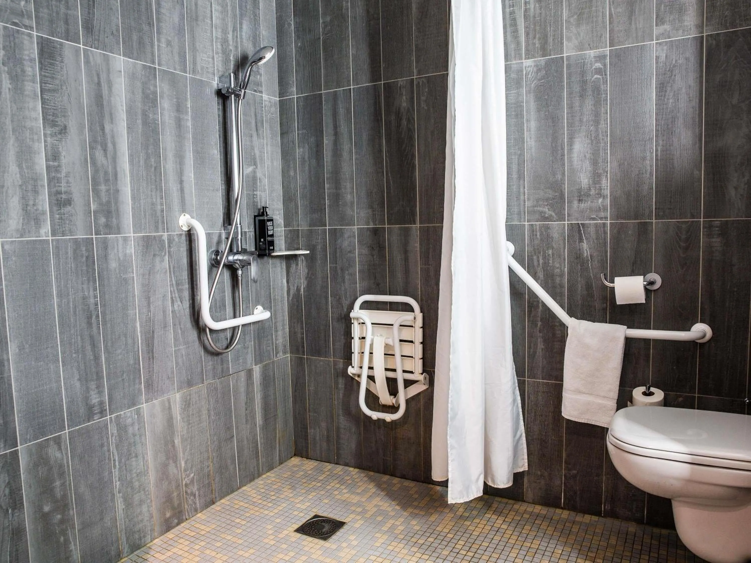 Bedroom in ibis Paris Bercy Village