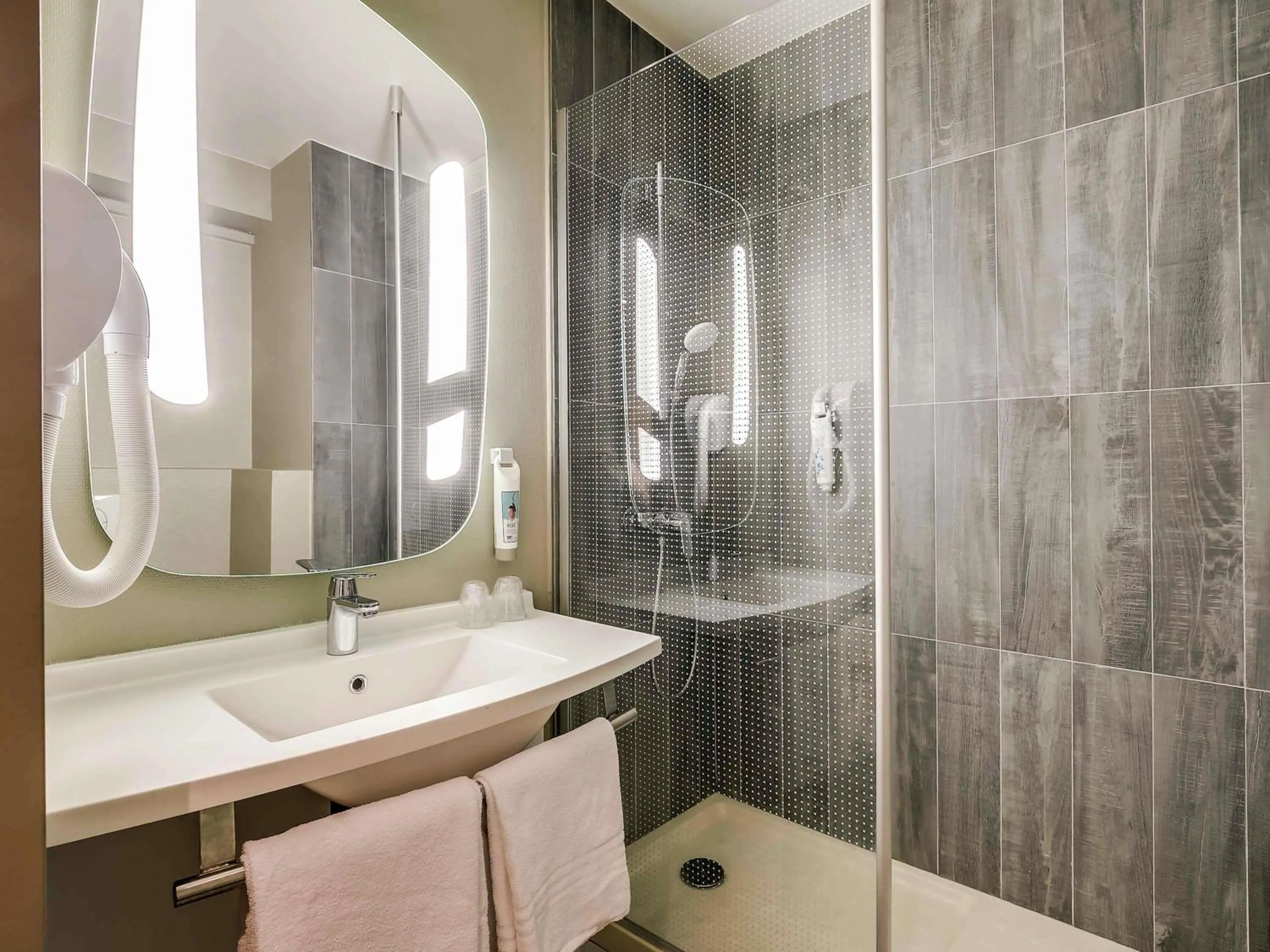 Bedroom in ibis Paris Bercy Village