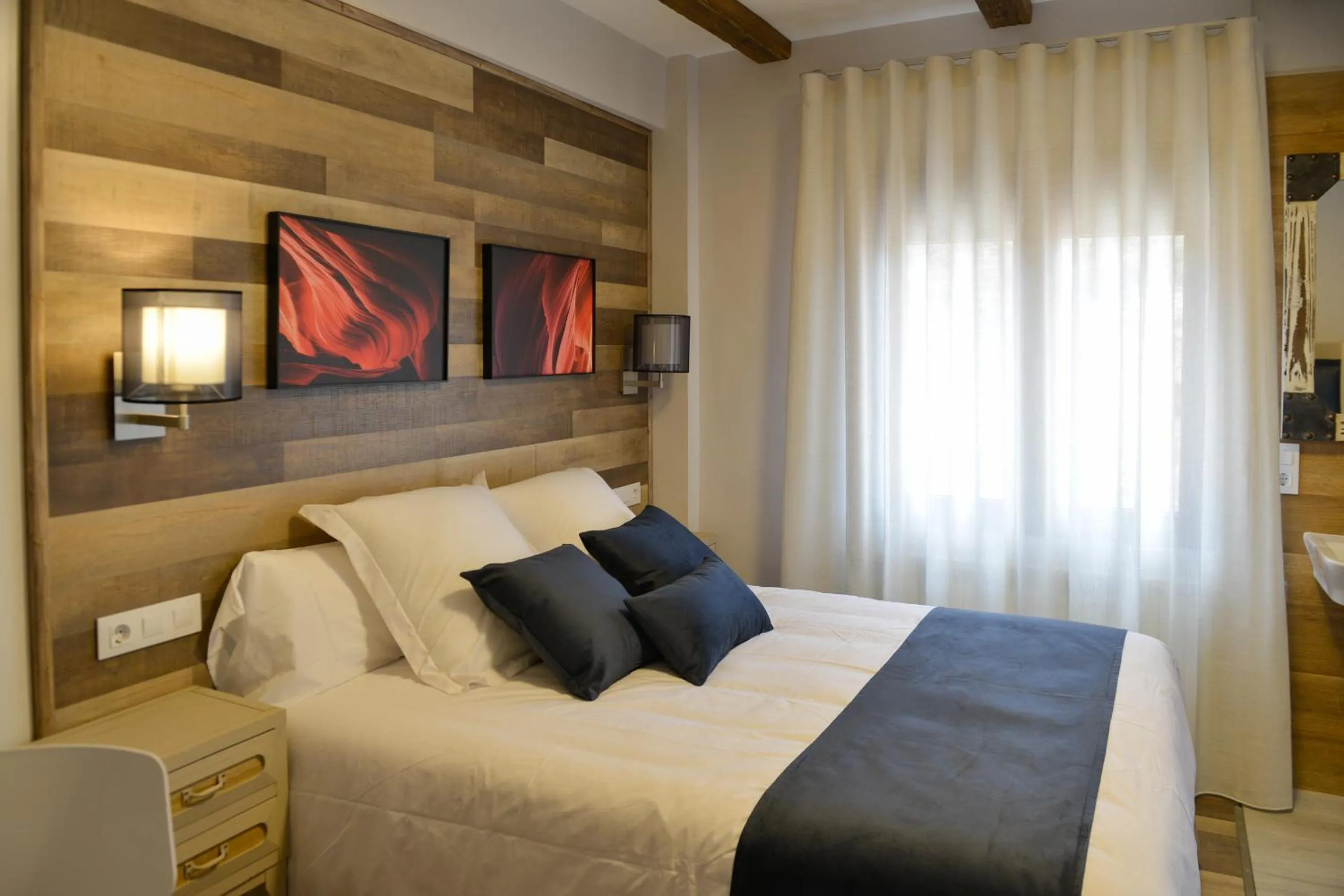 Photo of the whole room, Bed in La casita de El Cuervo