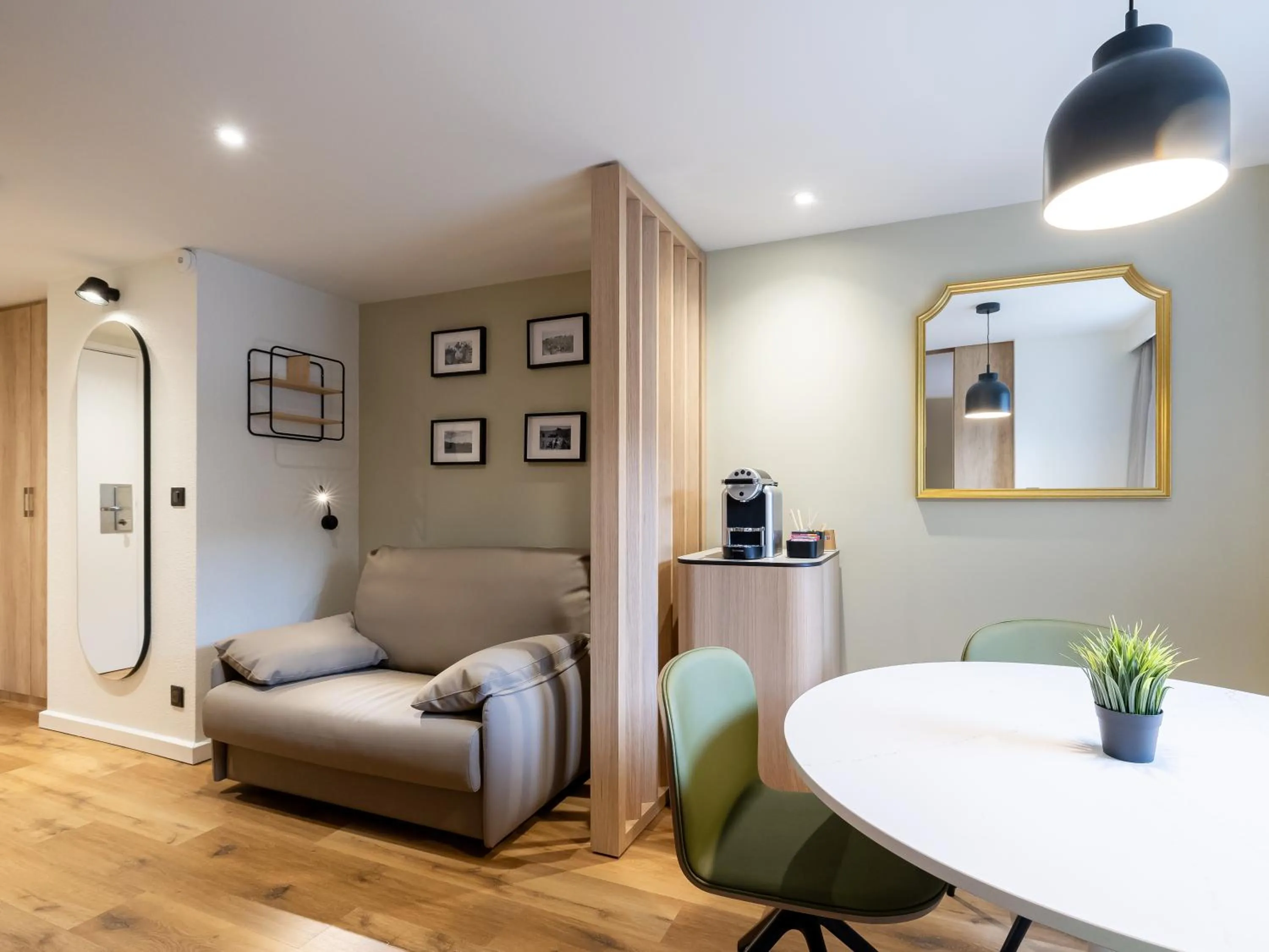 Bedroom in ibis Bordeaux Centre Meriadeck