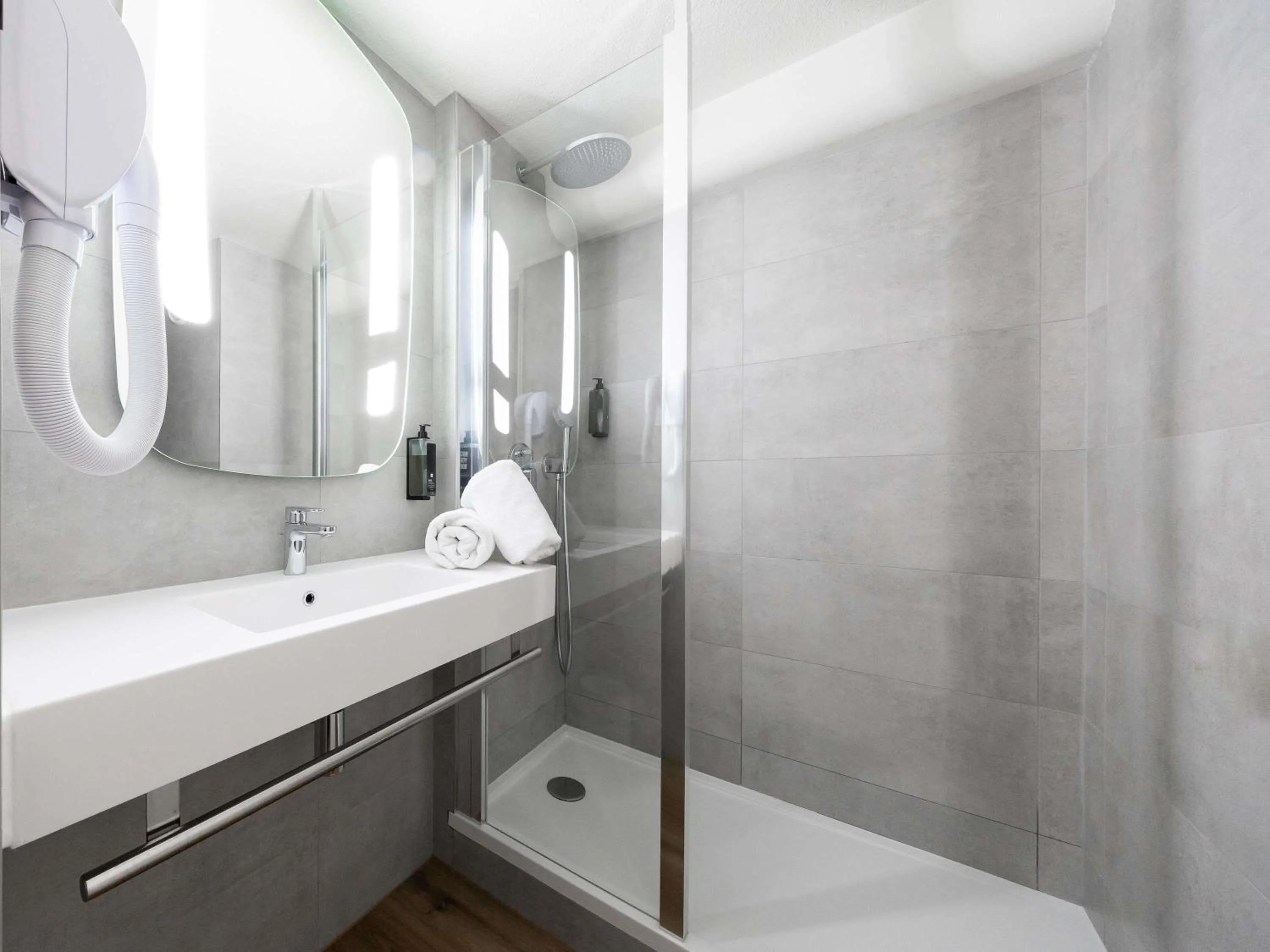 Bedroom in ibis Bordeaux Centre Meriadeck