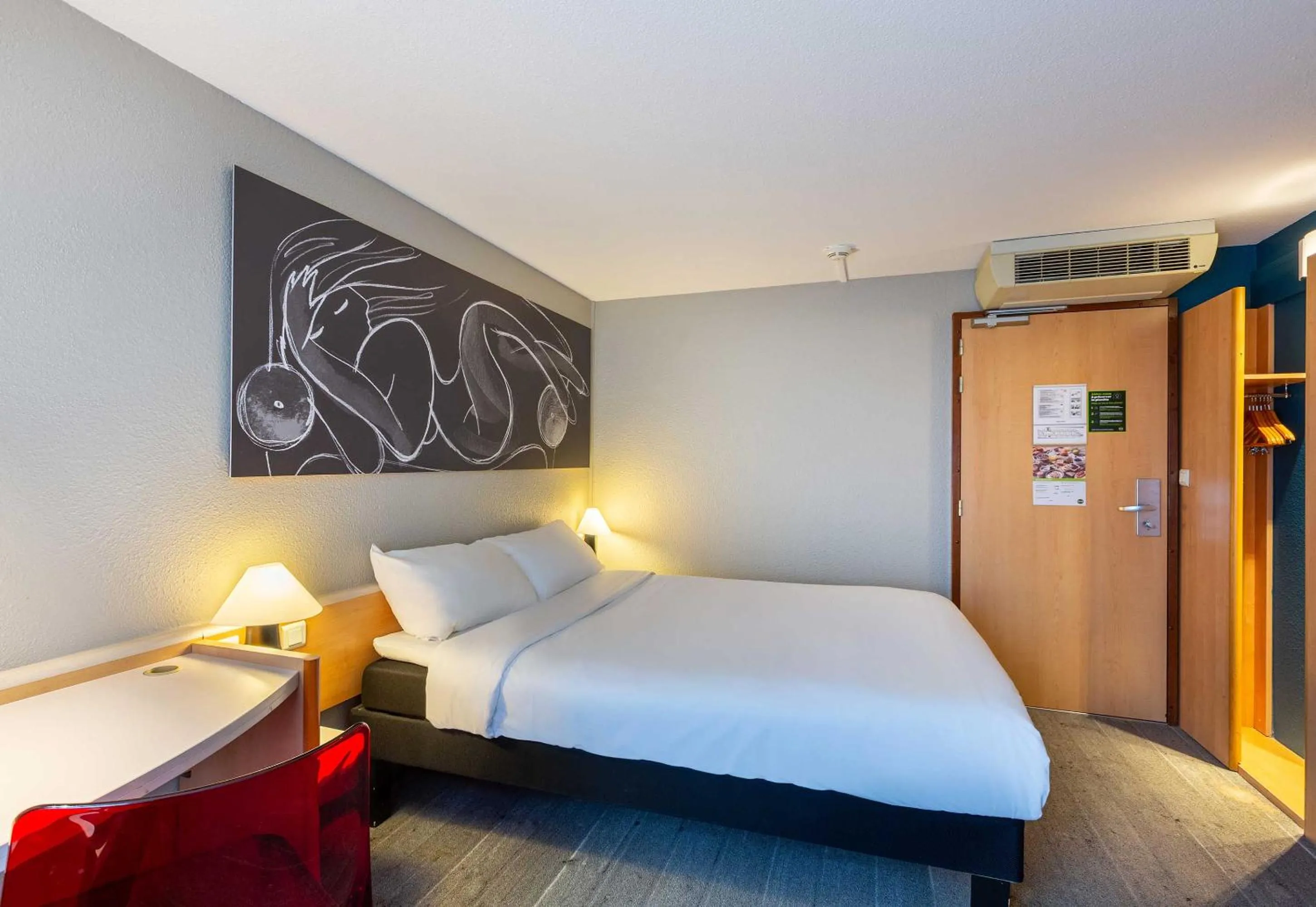 Bed in B&B HOTEL Orléans Centre Foch