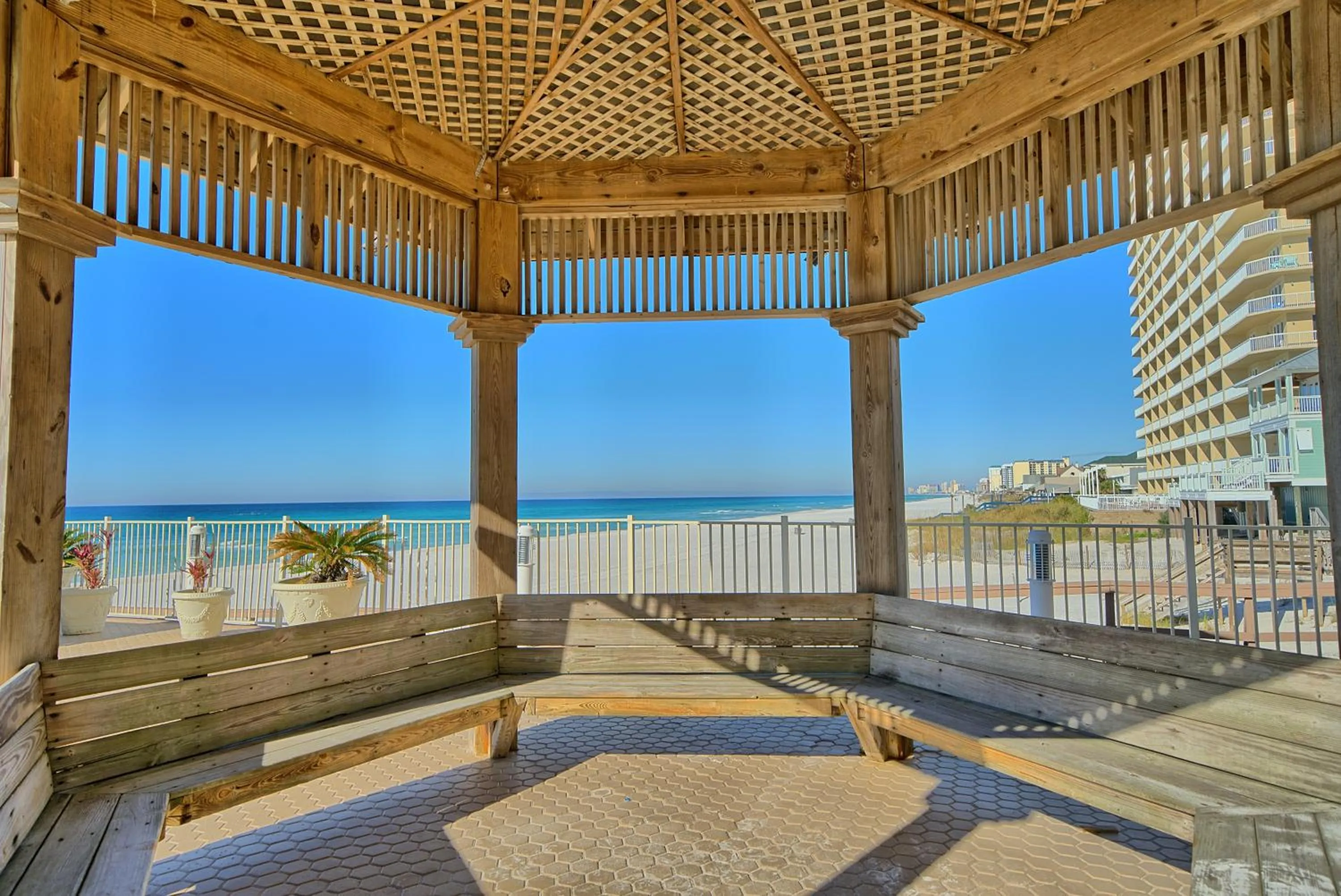 Swimming pool in Treasure Island 1003