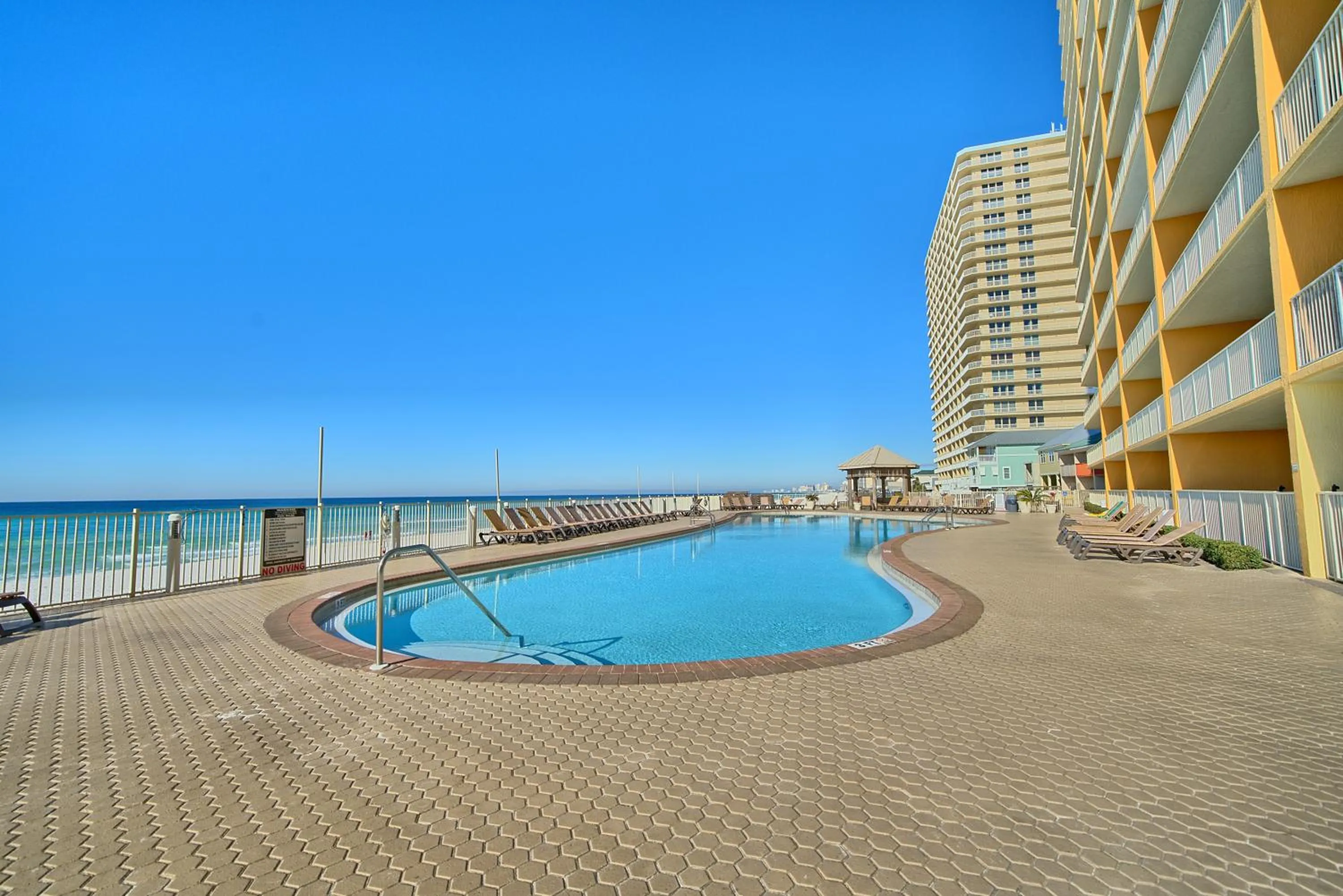 Swimming pool in Treasure Island 1003