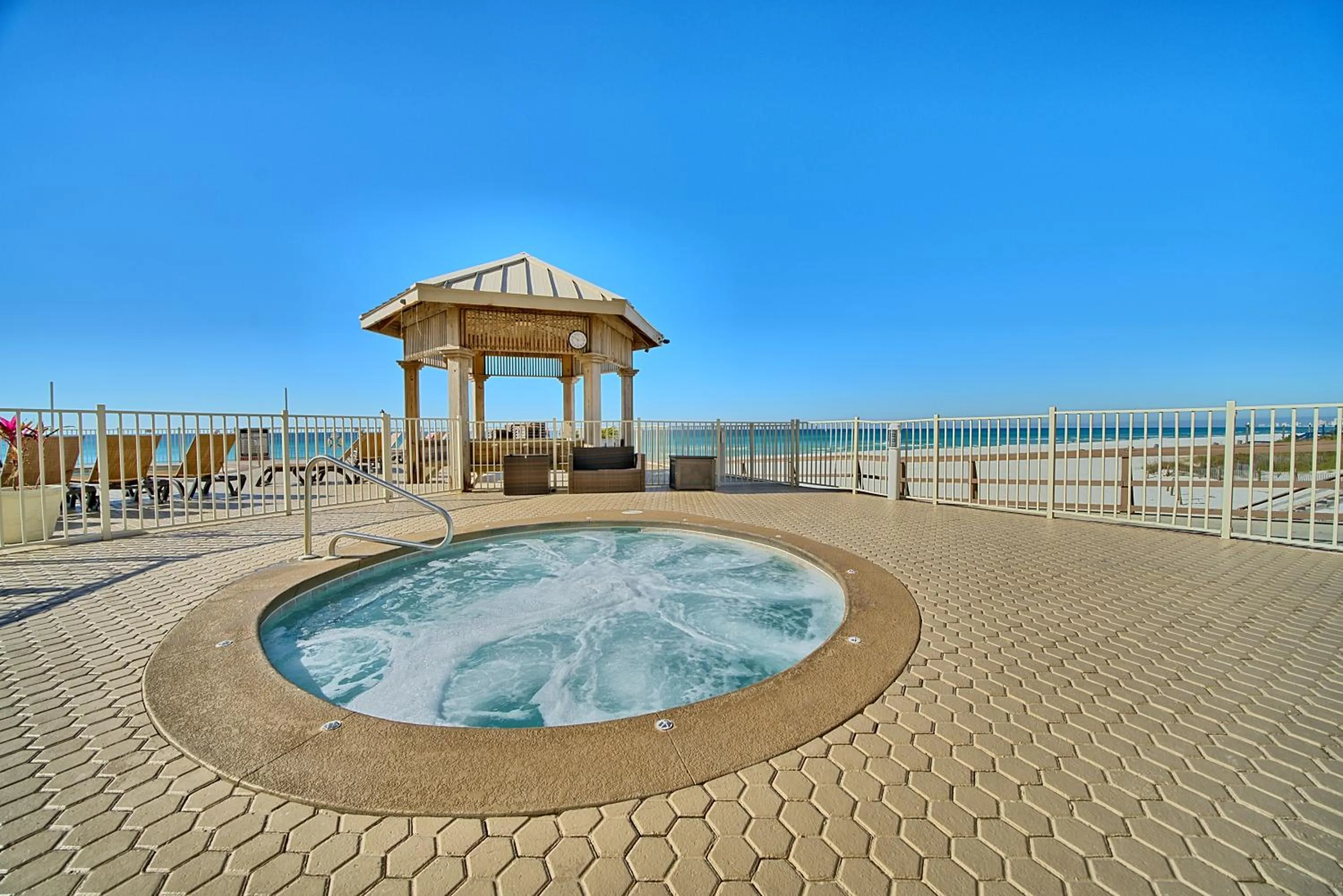 Swimming pool in Treasure Island 1003