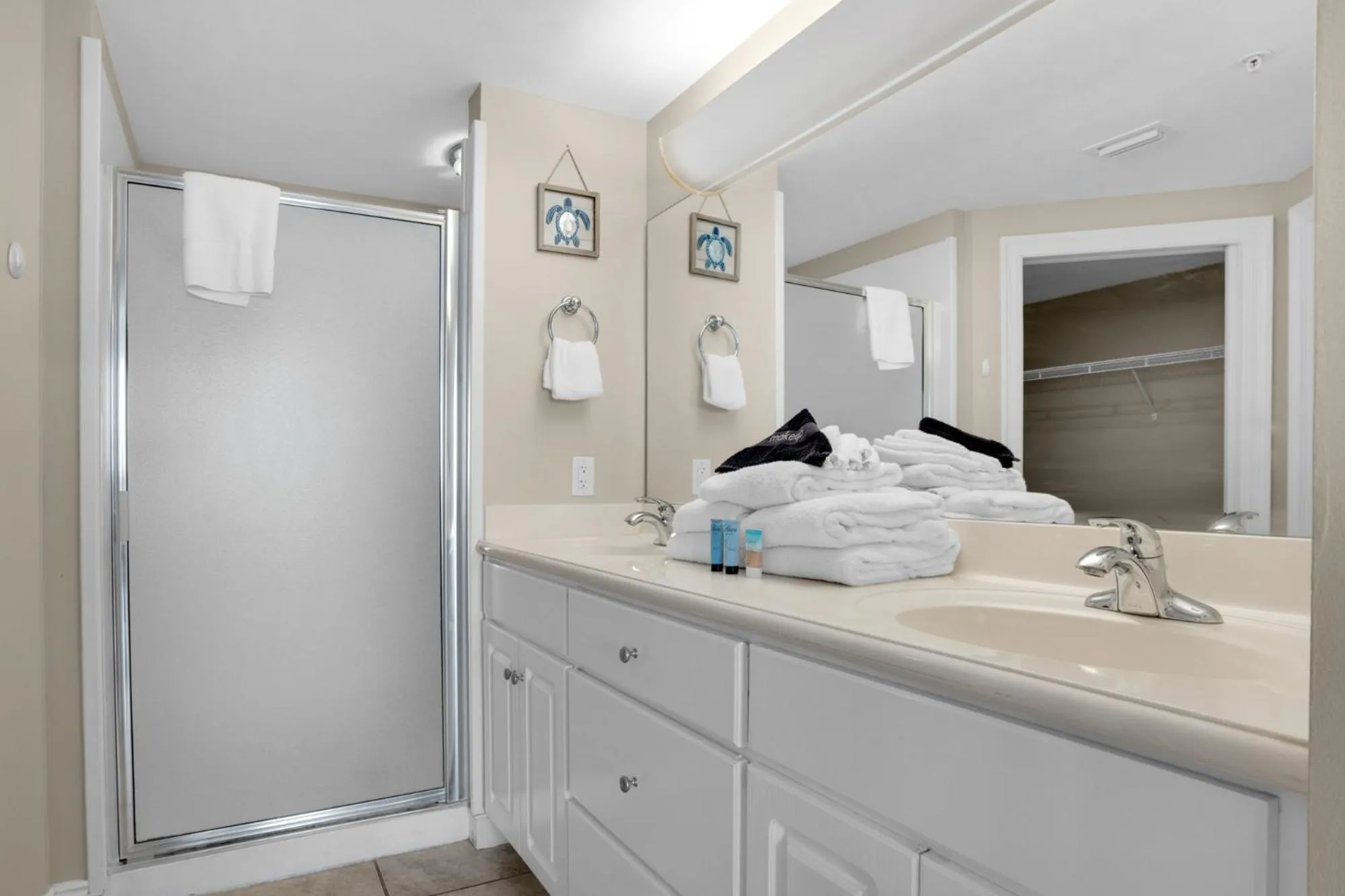 Photo of the whole room in Treasure Island 1007