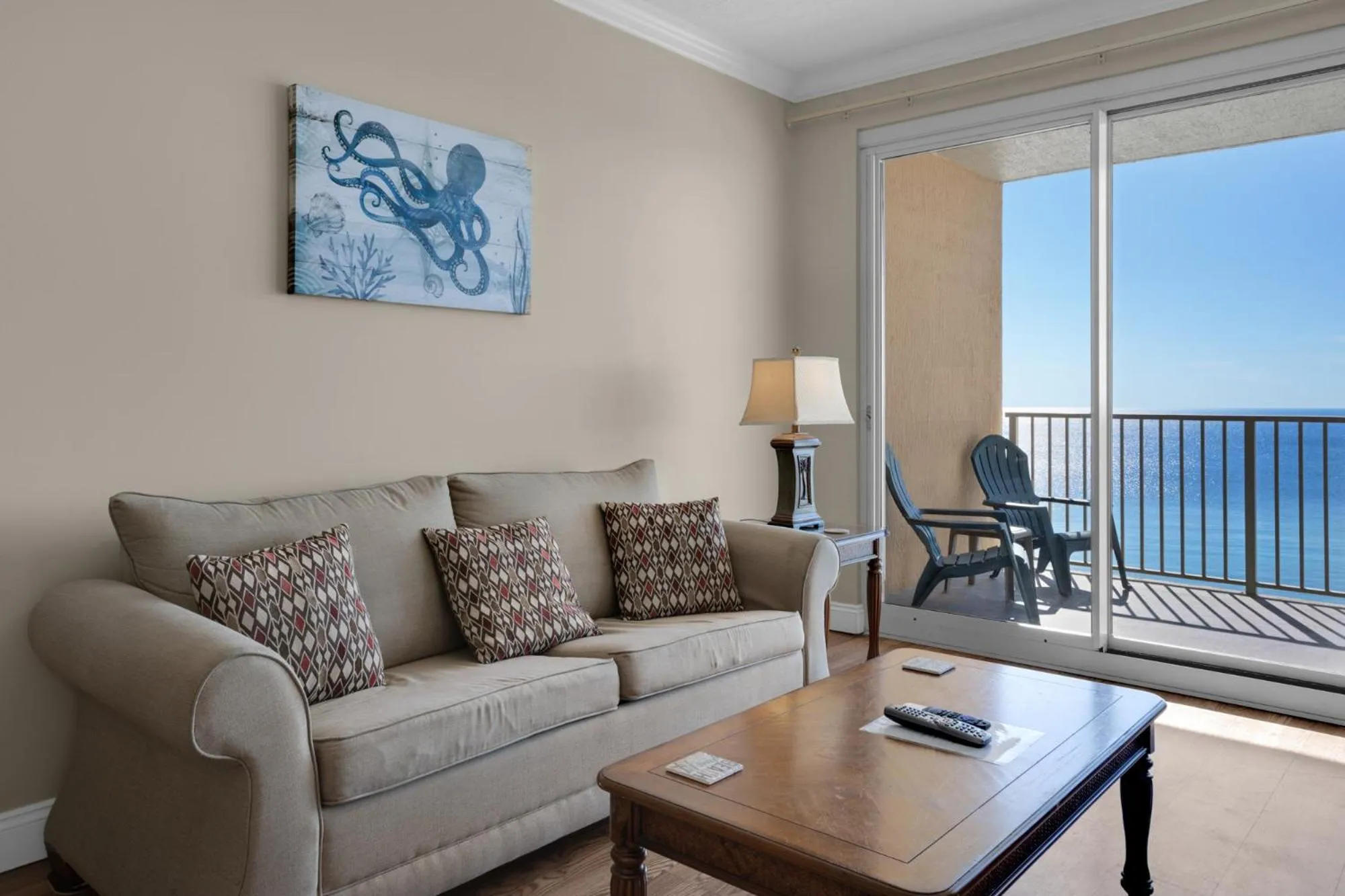 Photo of the whole room in Treasure Island 1007