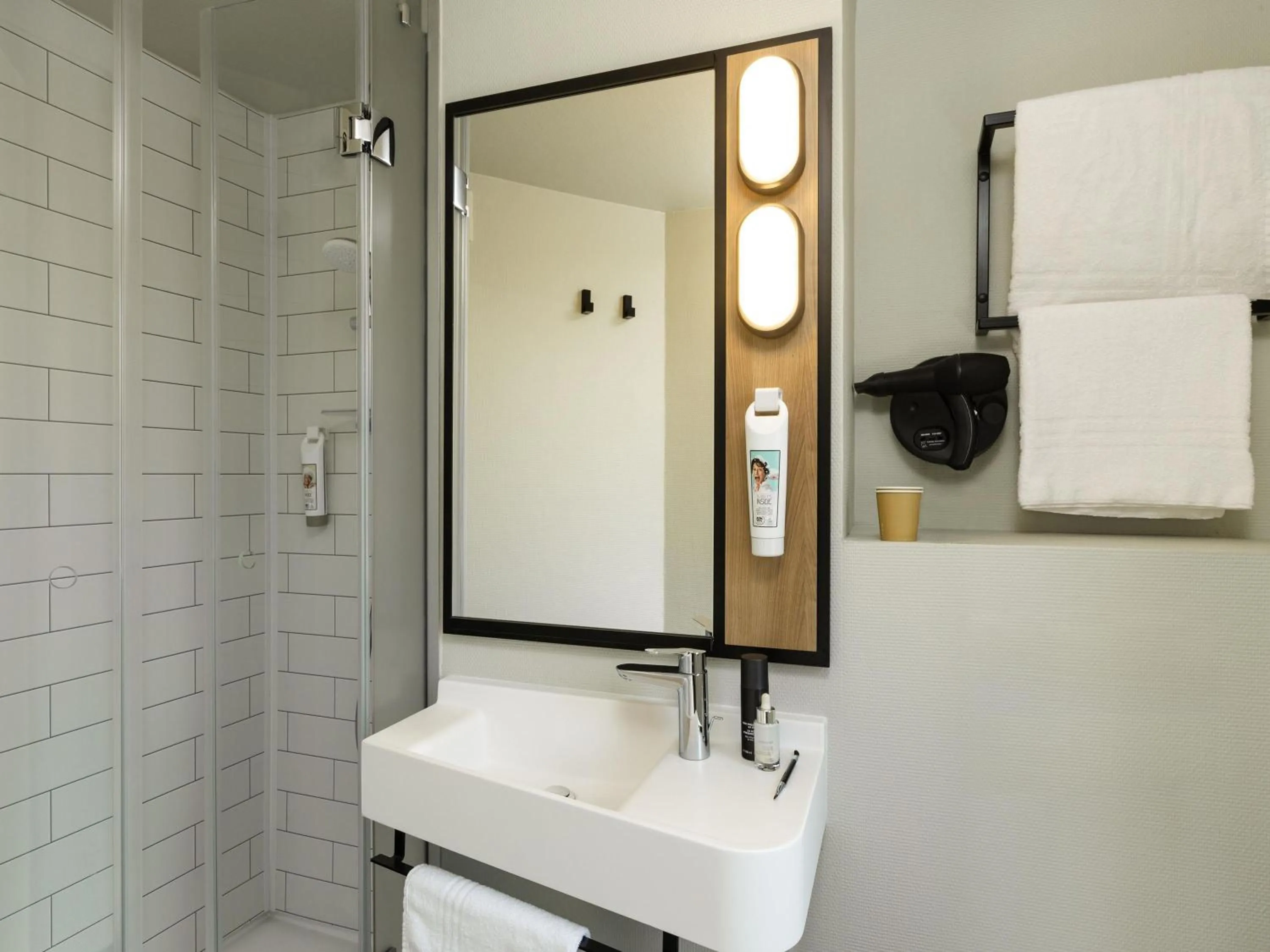 Bedroom in ibis Paris Bastille Opera