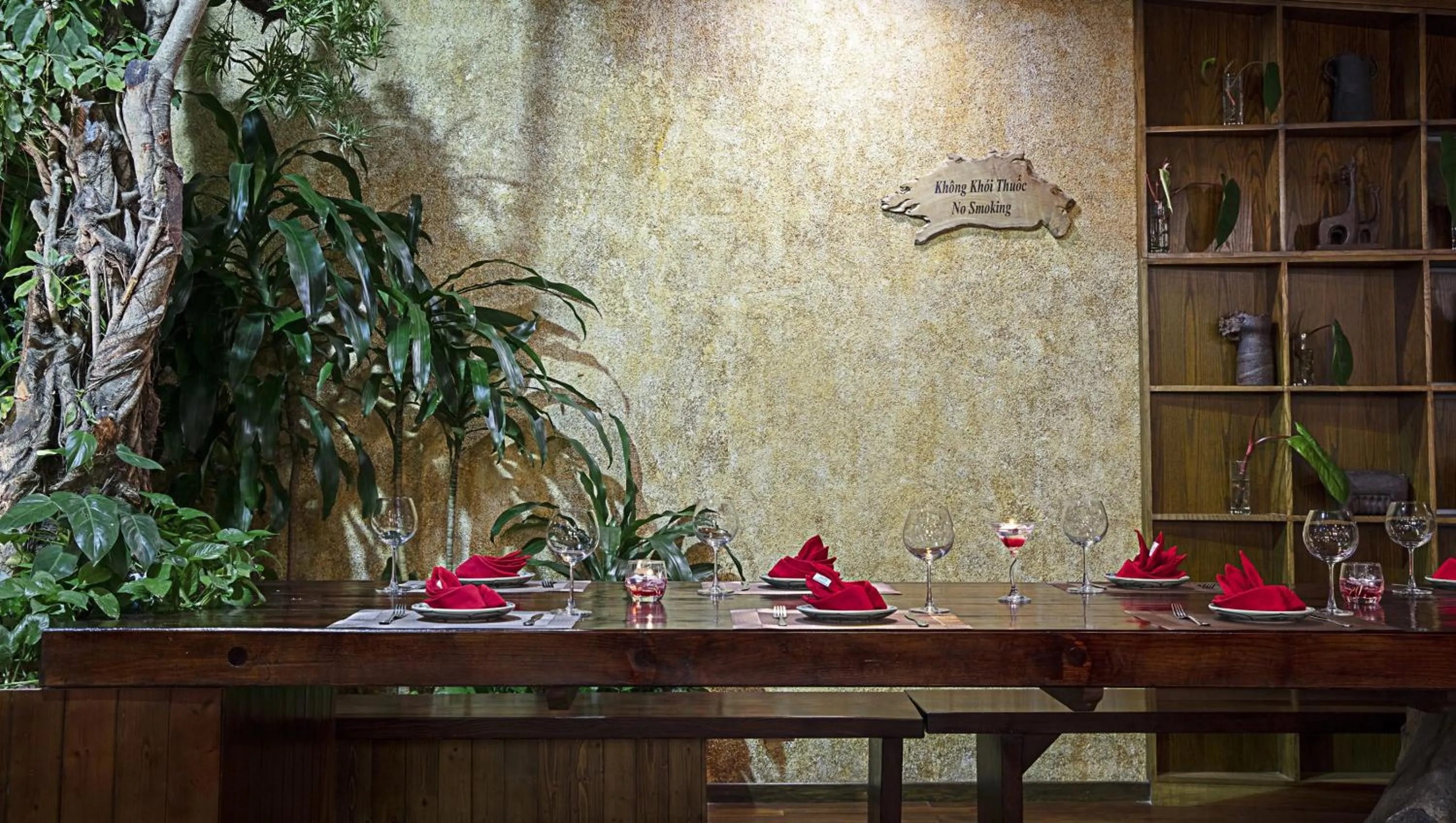 Lounge or bar in Draha Halong Hotel - Serenity, Charm and Nature - Preferred by Western Travelers