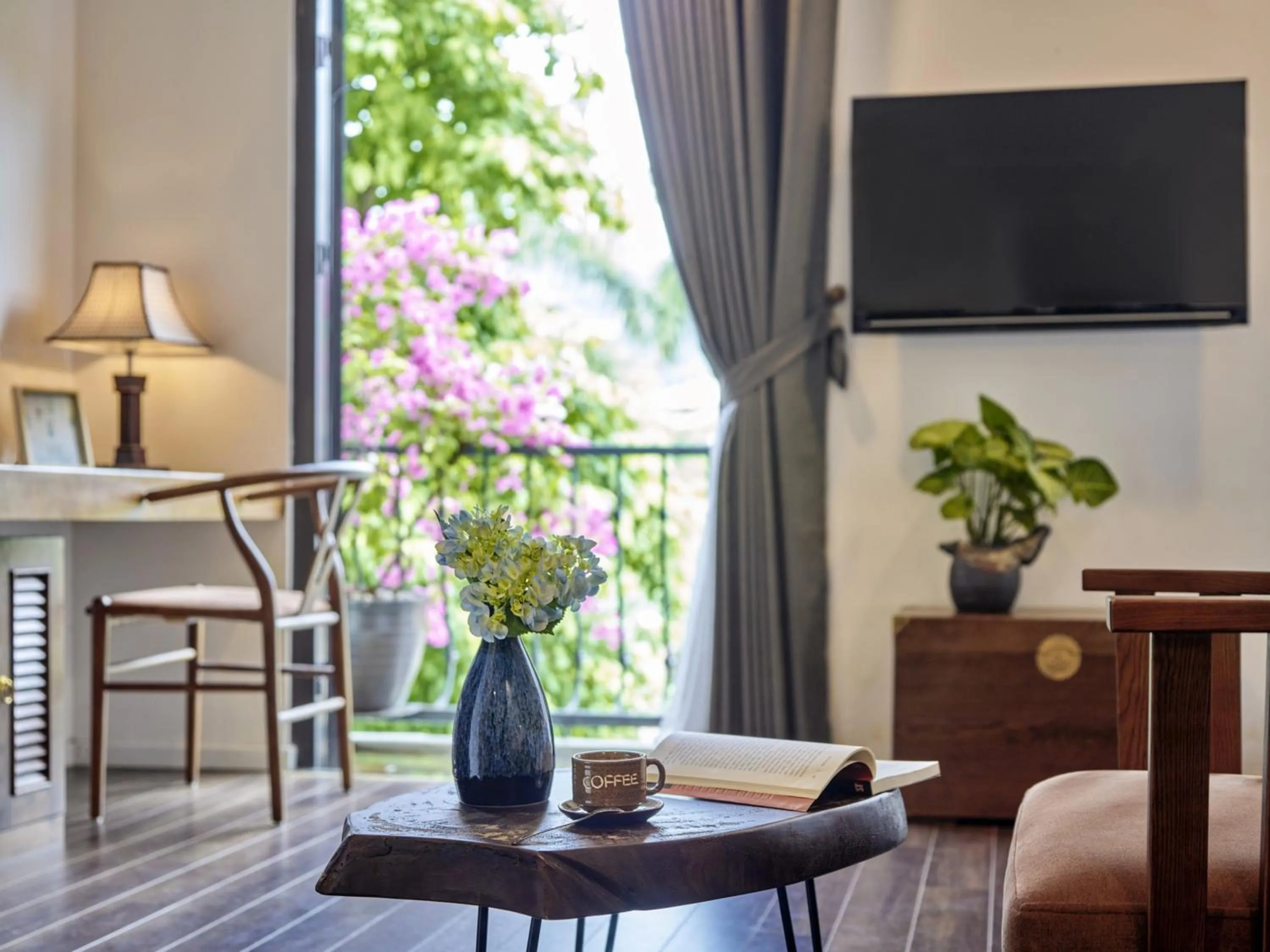 Day in Draha Halong Hotel - Serenity, Charm and Nature - Preferred by Western Travelers