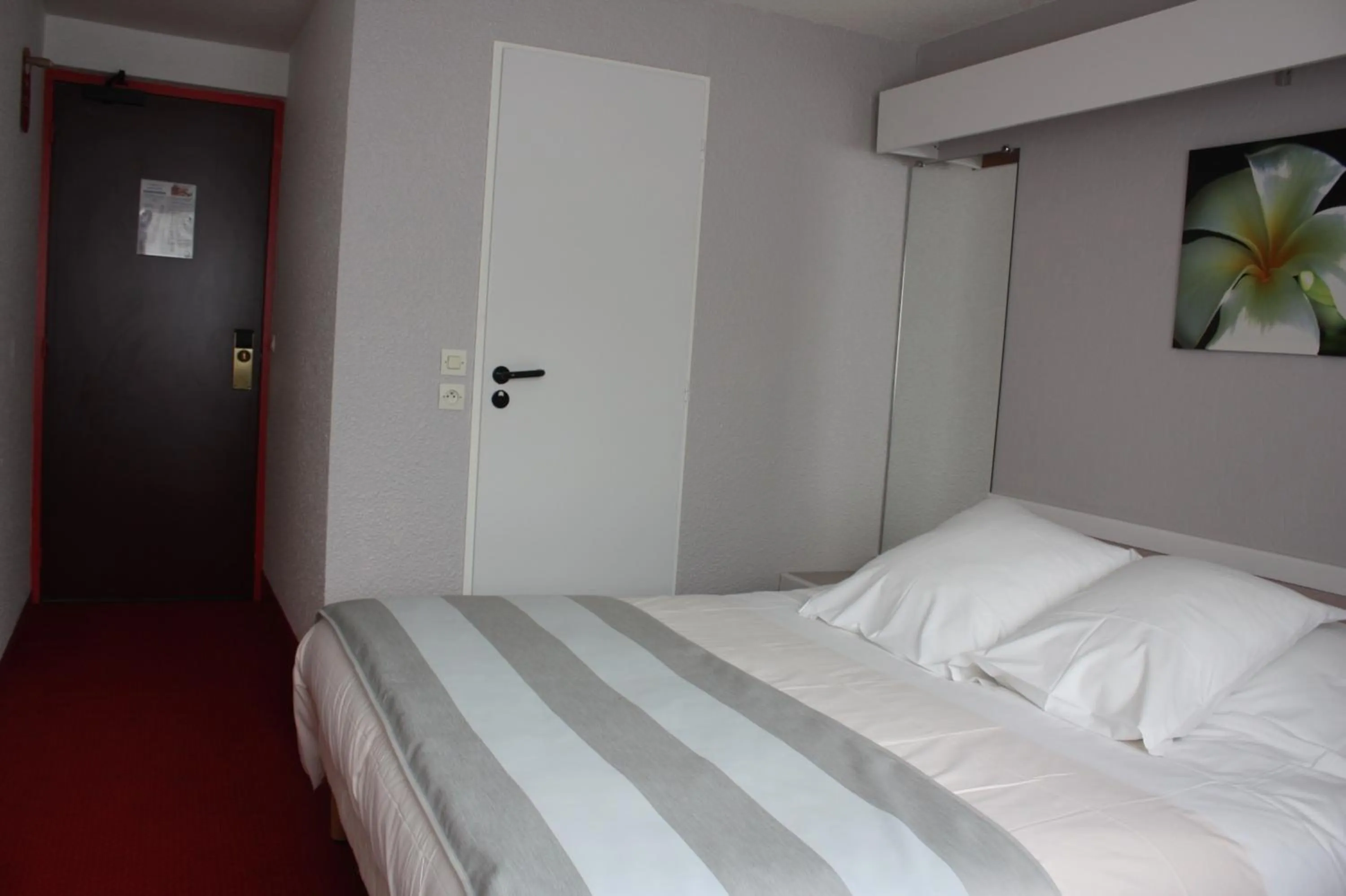 Photo of the whole room, Bed in The Originals City, Hôtel Éden, Rouen Nord