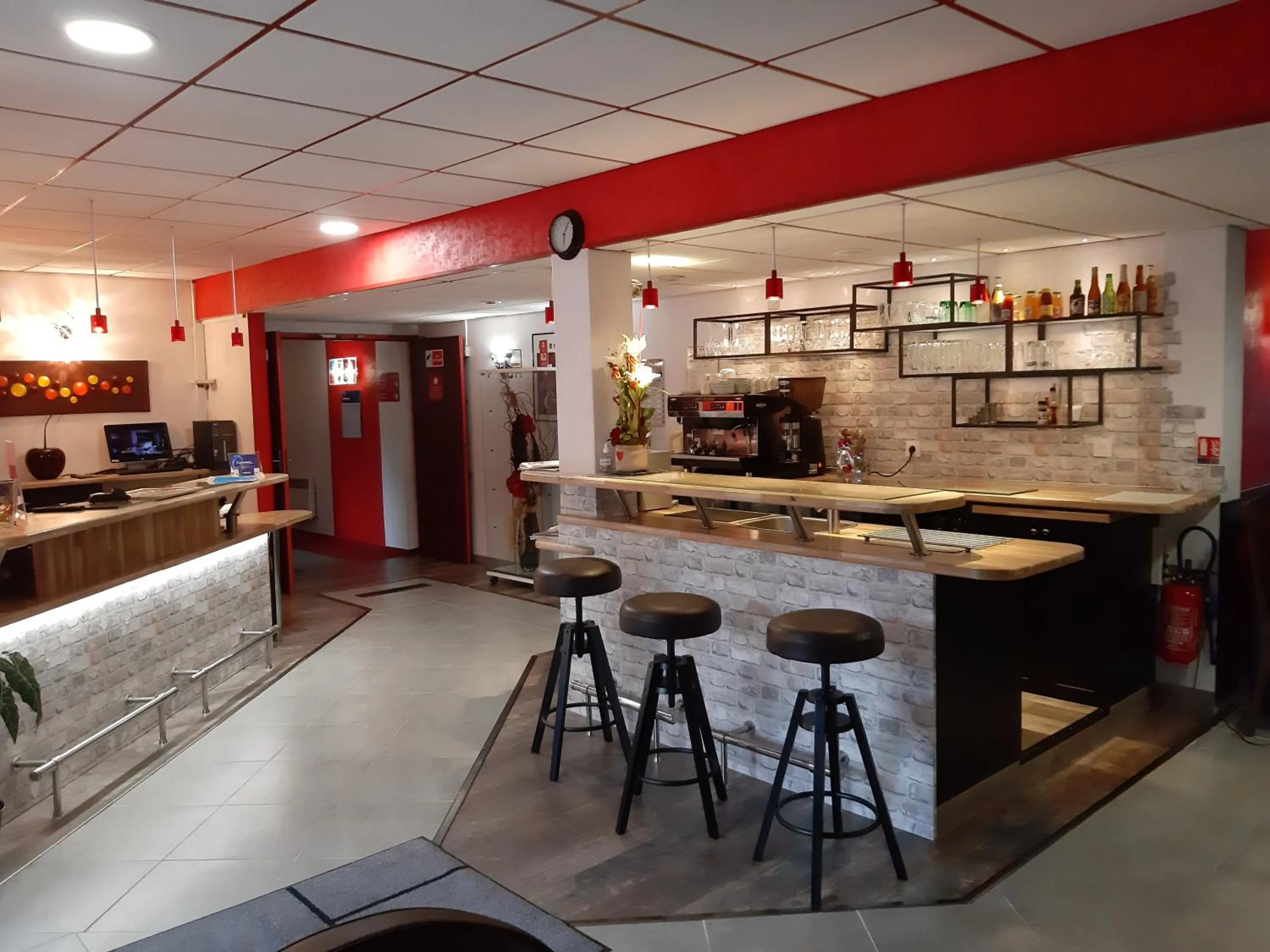 Lobby or reception in The Originals City, Hôtel Éden, Rouen Nord