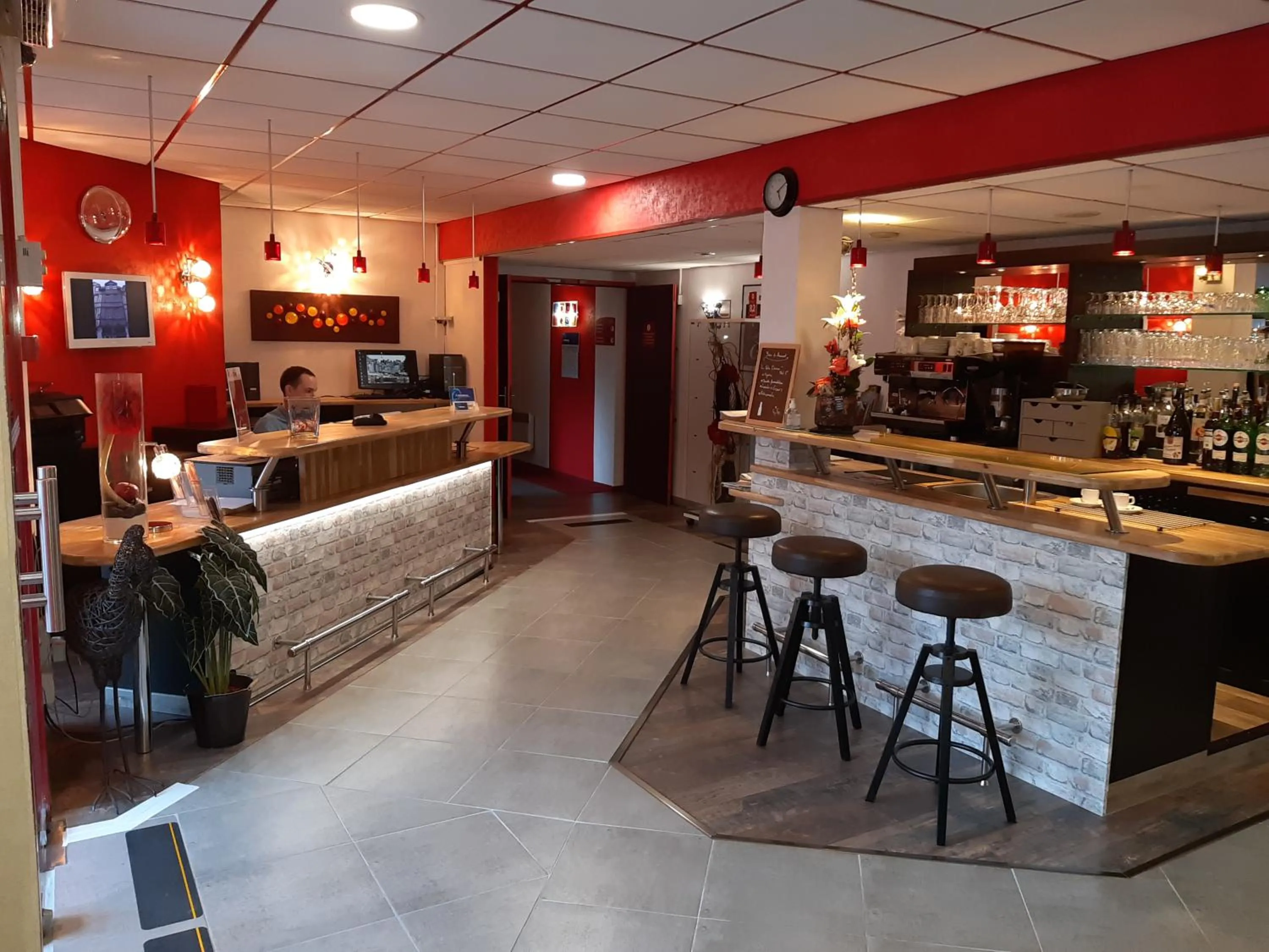 Lobby or reception in The Originals City, Hôtel Éden, Rouen Nord