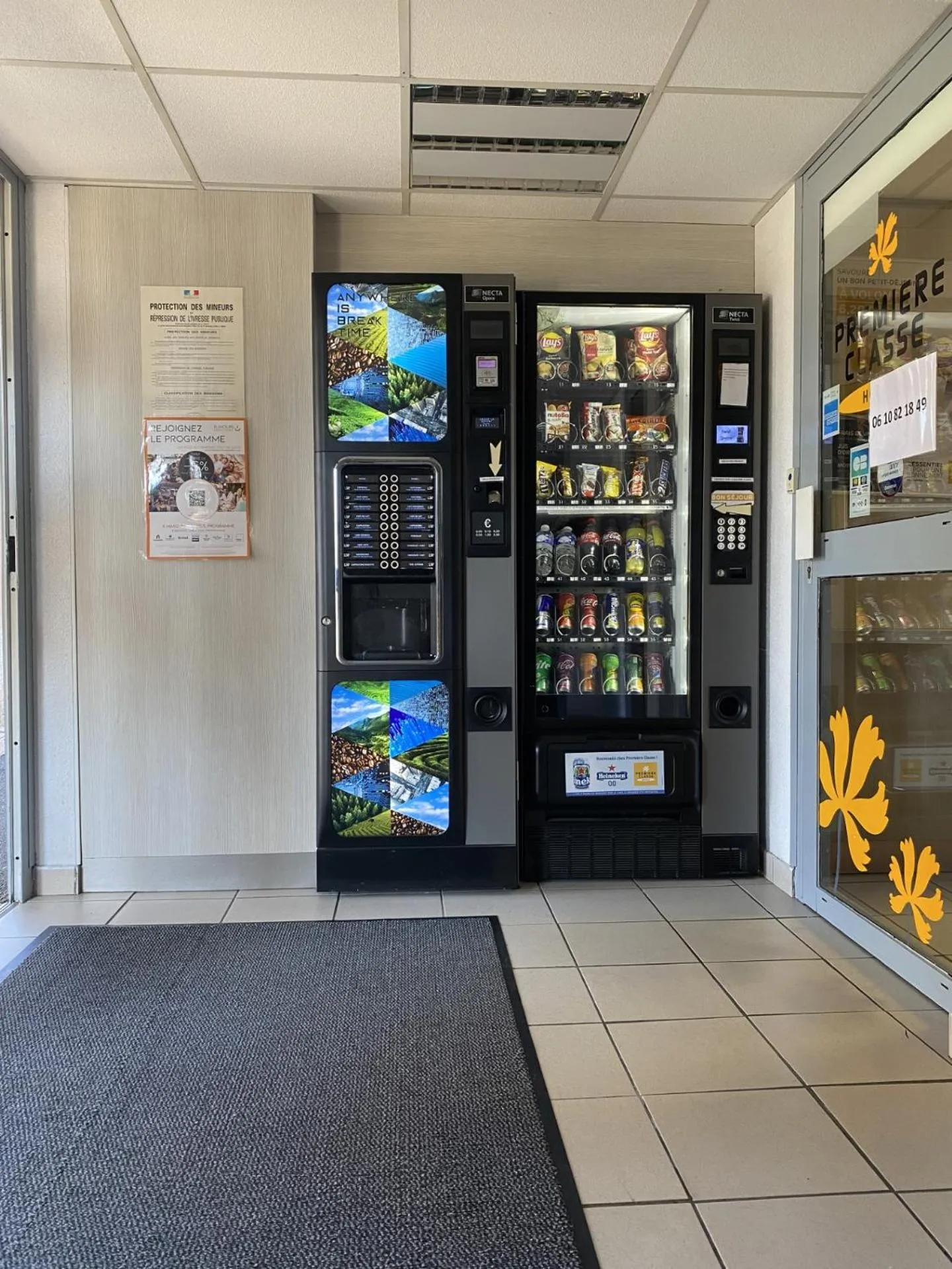 vending machine in Premiere Classe Angoulême La Couronne