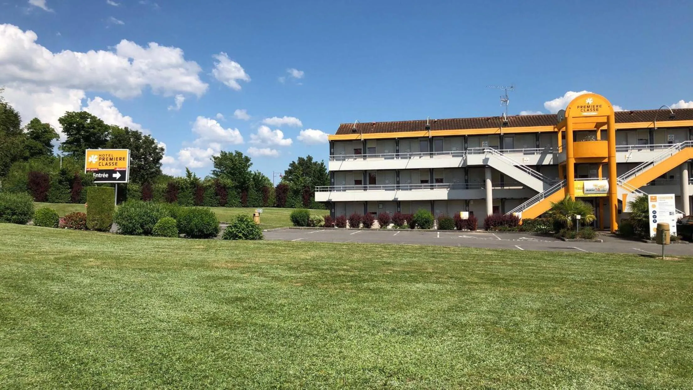Facade/entrance in Premiere Classe Angoulême La Couronne
