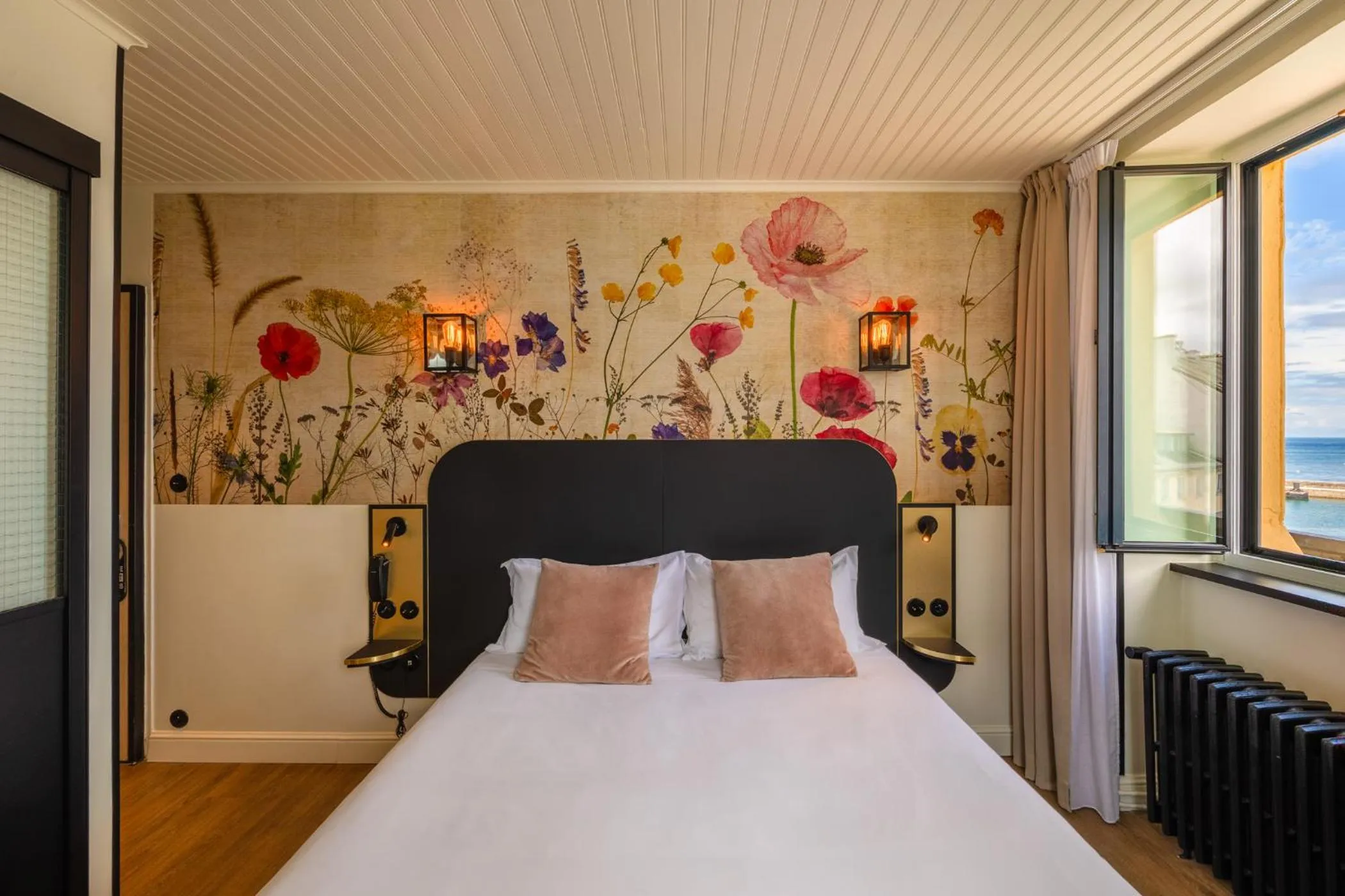 Decorative detail, Bed in Grand Hôtel de Bretagne