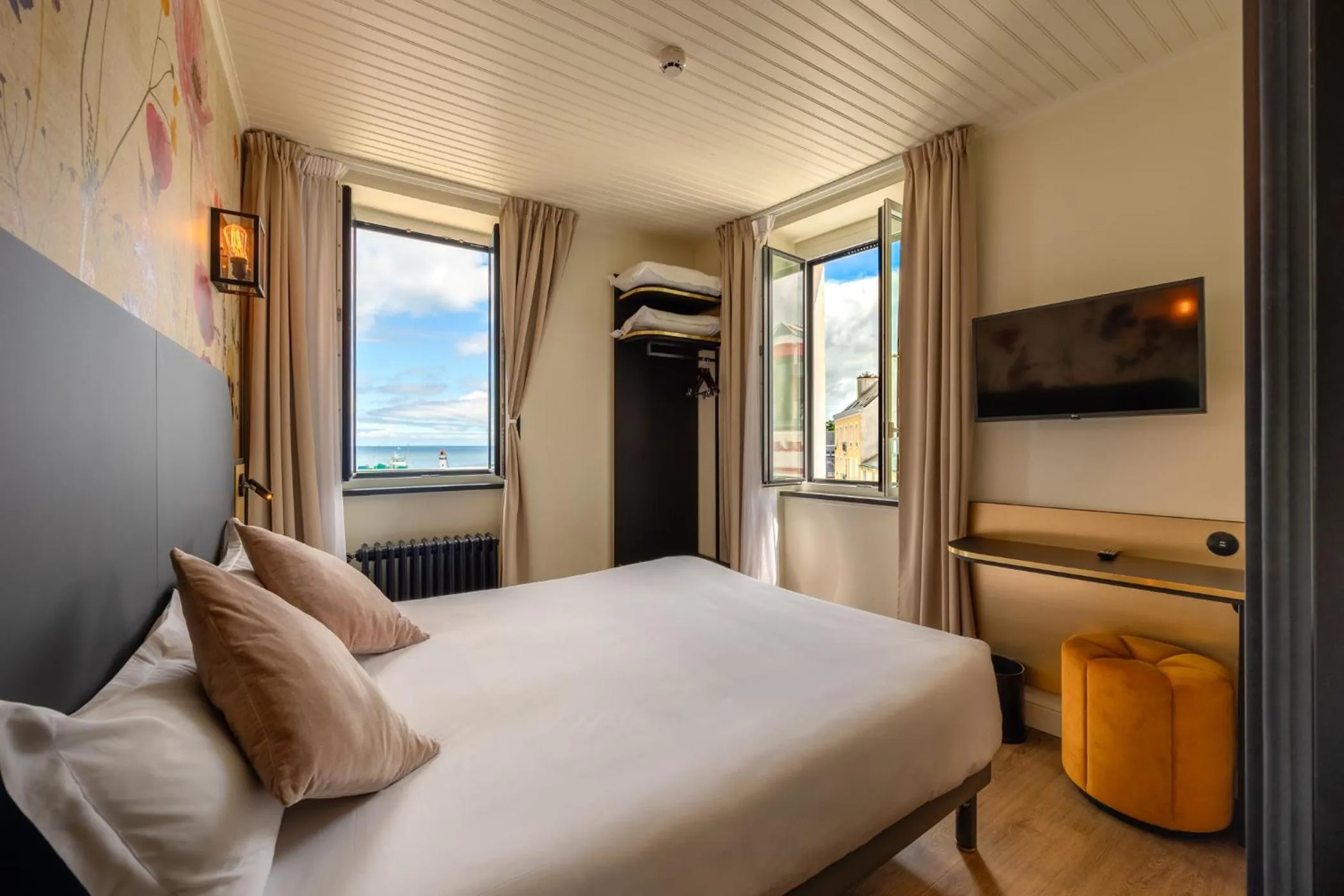 View (from property/room), Bed in Grand Hôtel de Bretagne