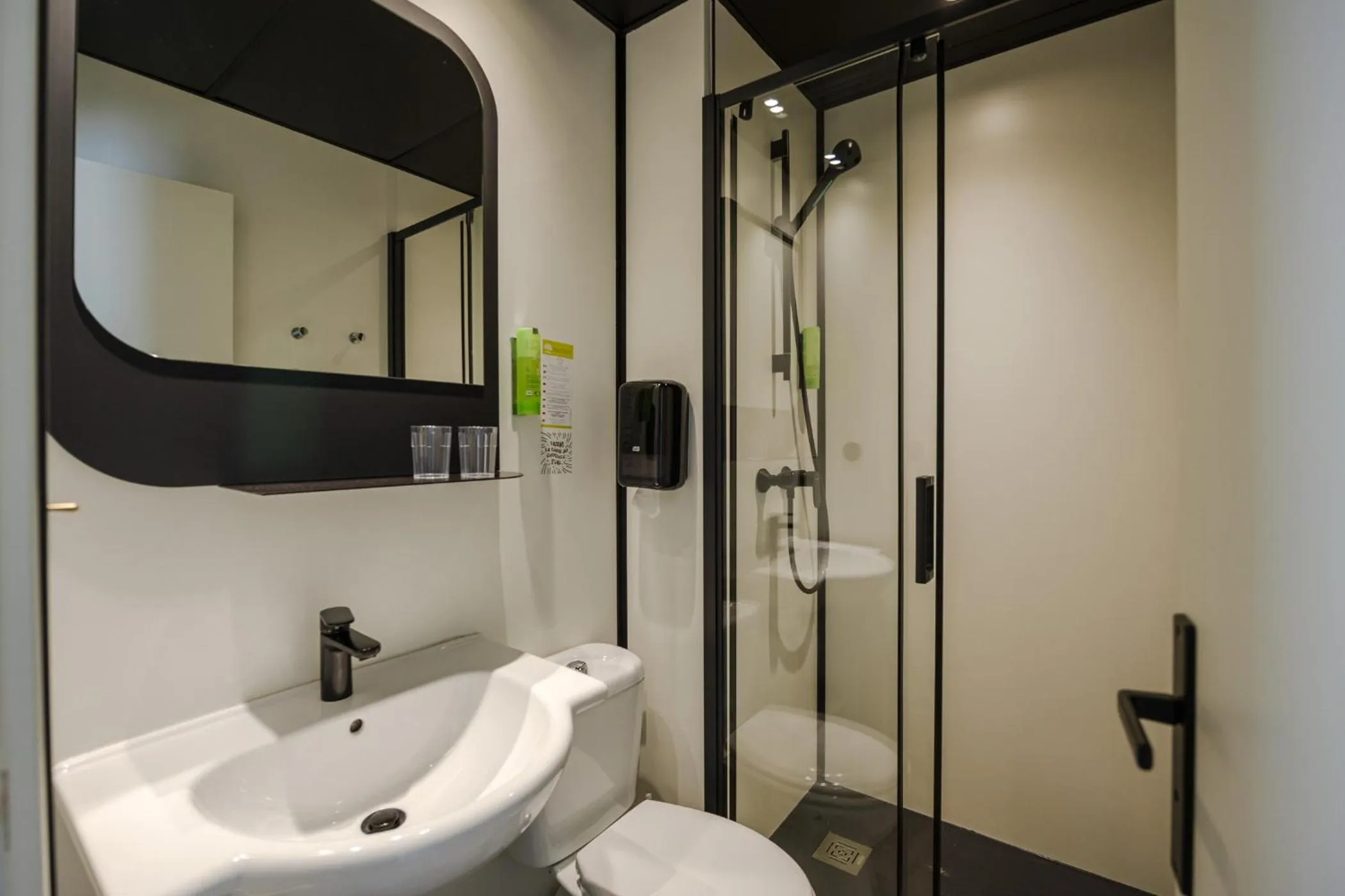 Bathroom in Grand Hôtel de Bretagne