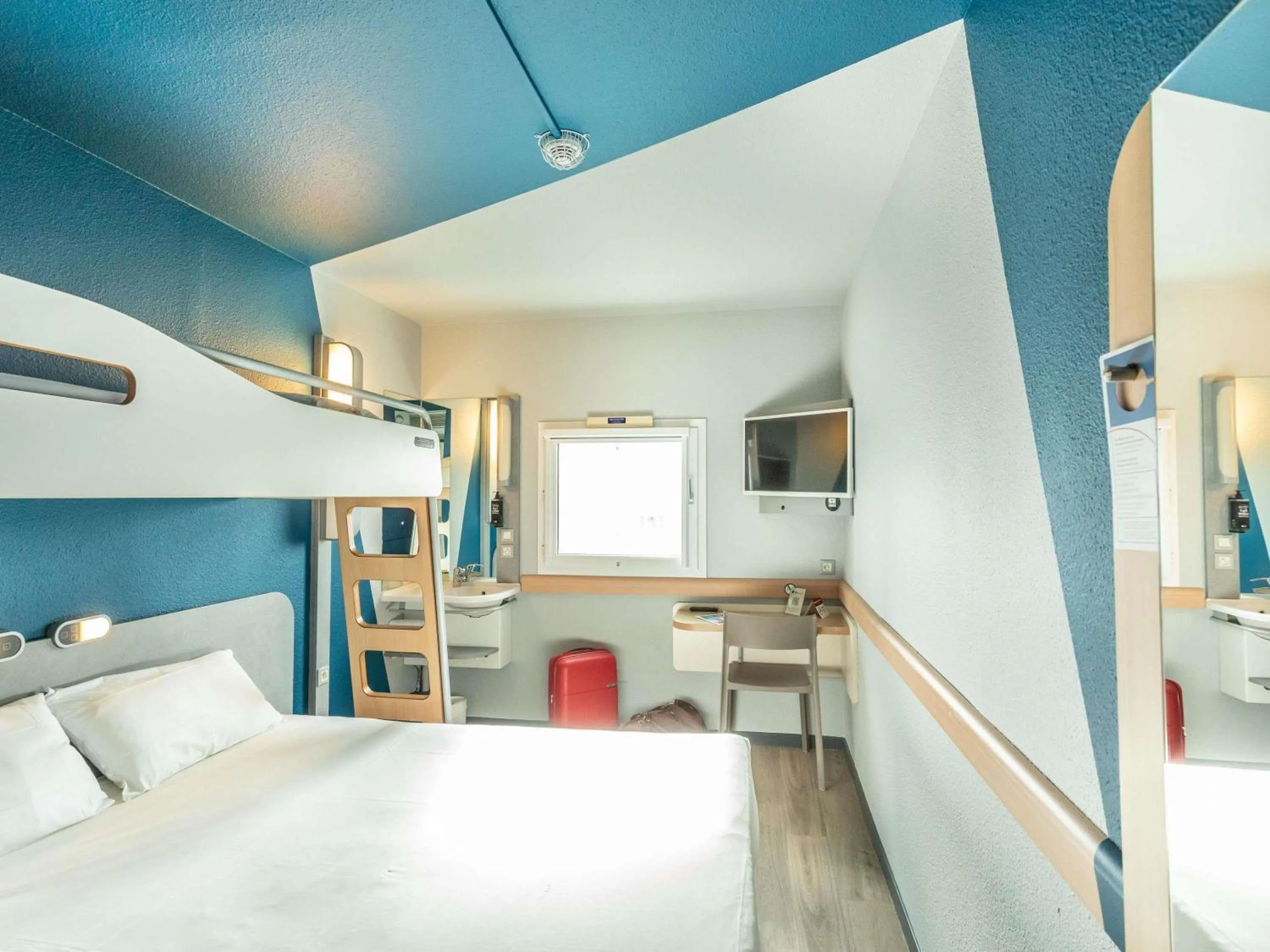 Bedroom, Bed in ibis budget Bourges