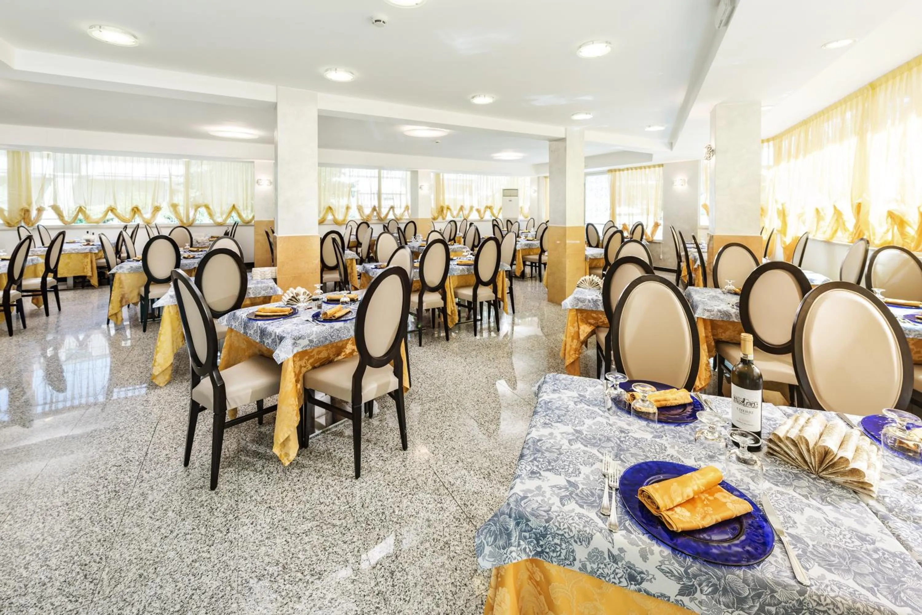 Restaurant/places to eat in Hotel Fenix