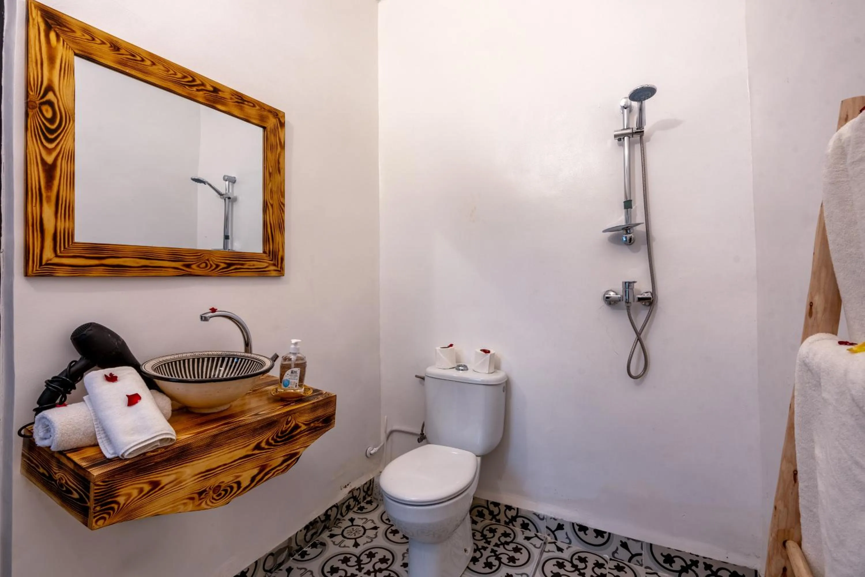 Shower in Riad des remparts Marrakech