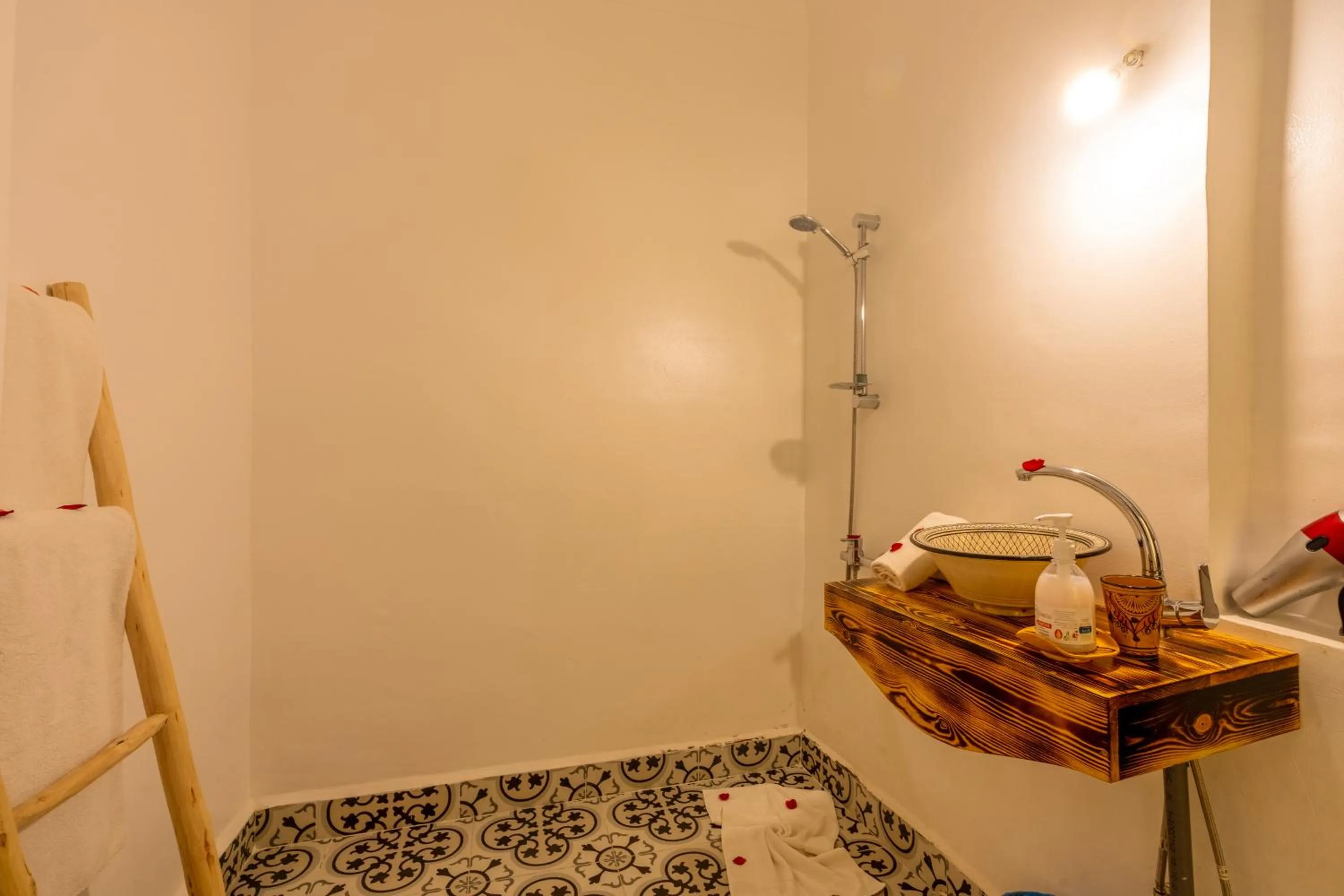 Shower in Riad des remparts Marrakech