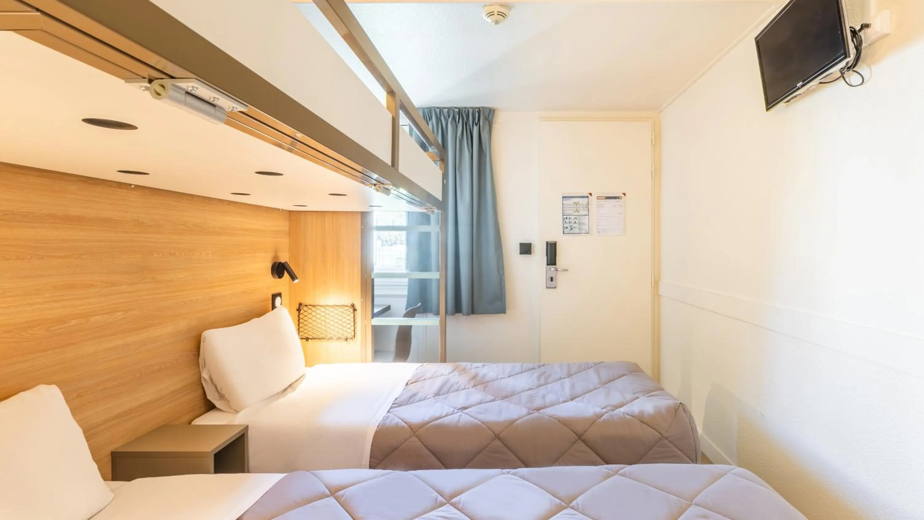 Photo of the whole room, Bed in Premiere Classe Bayonne