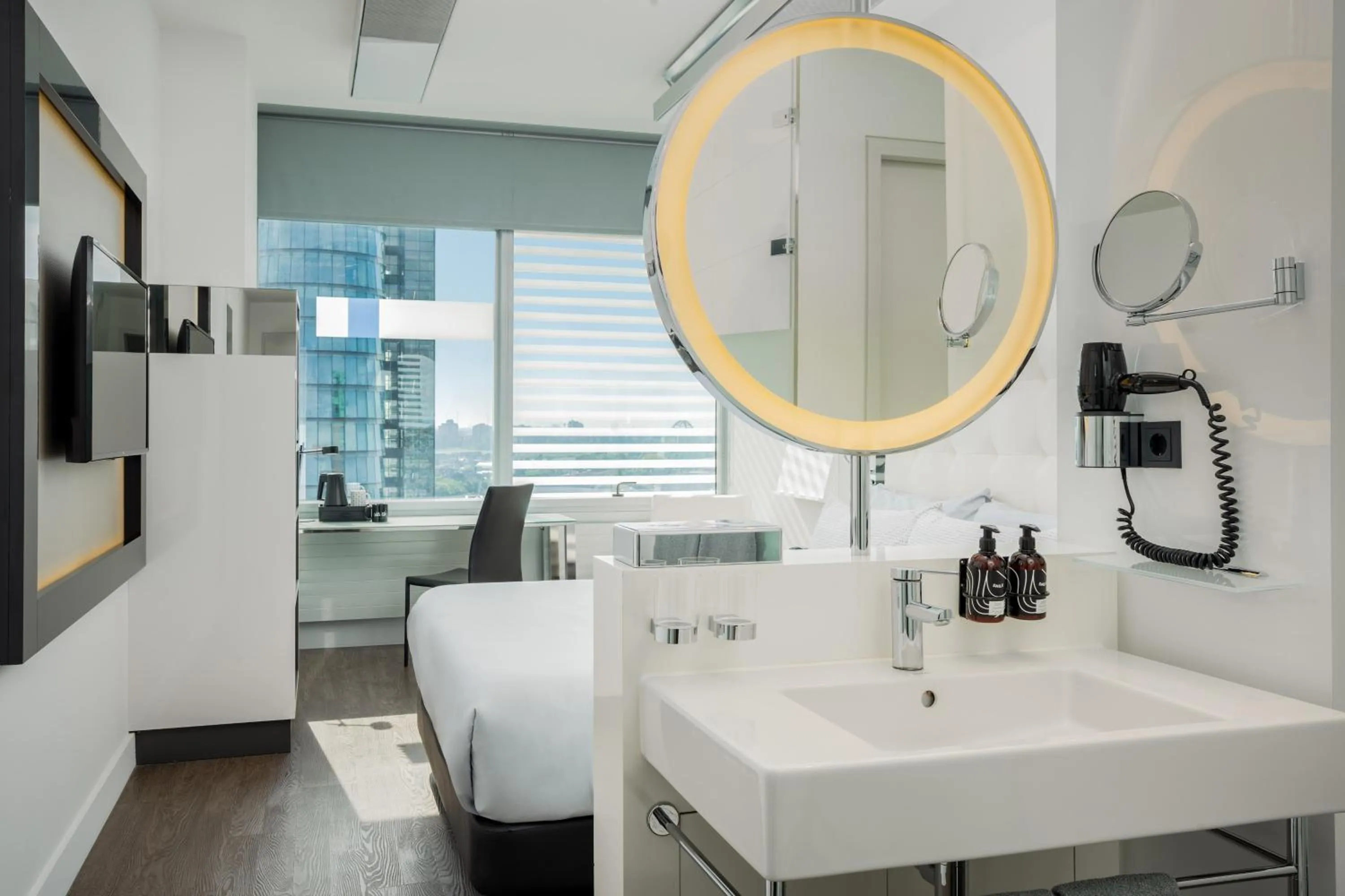 Bed in INNSiDE by Meliá Düsseldorf Hafen