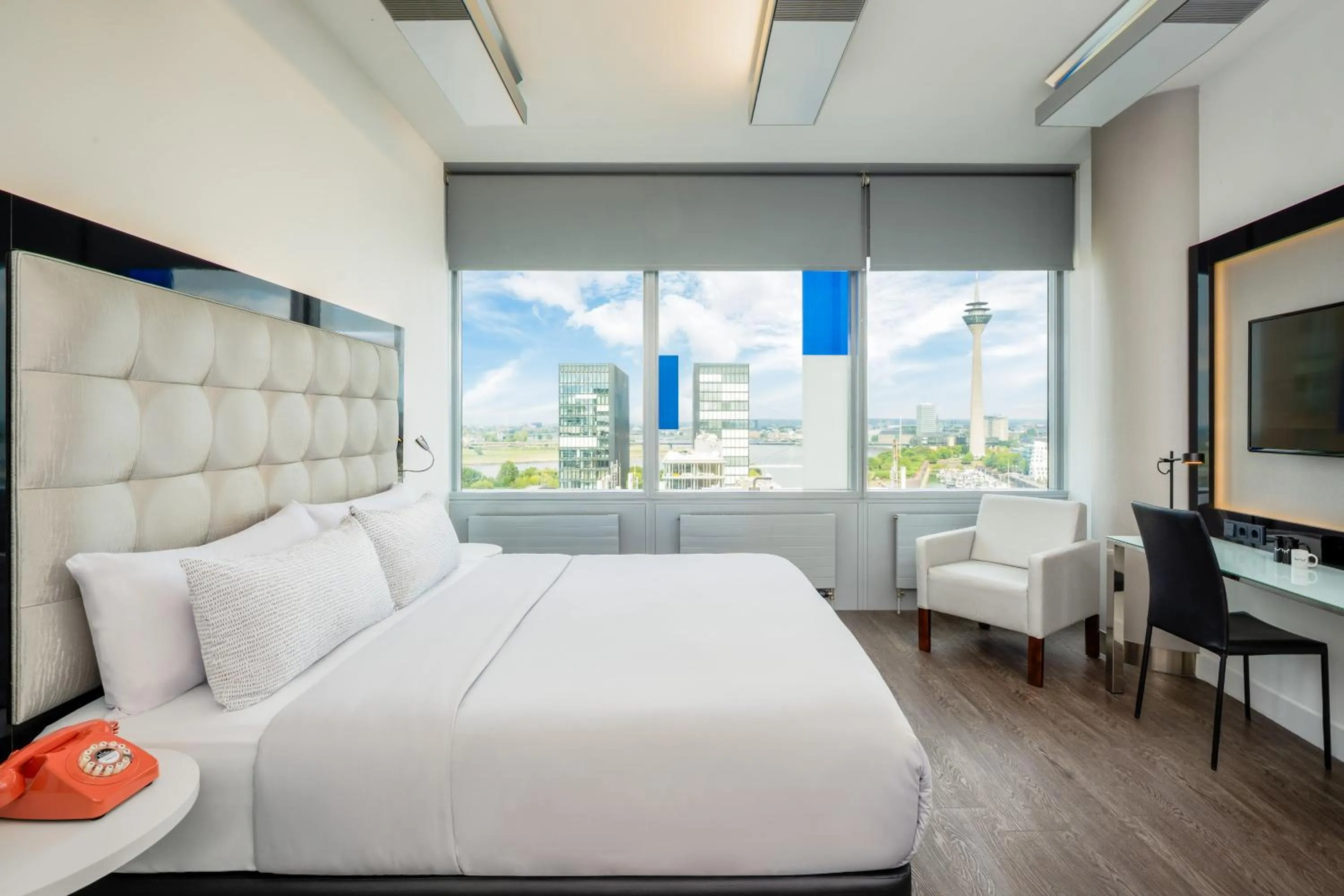 Bed in INNSiDE by Meliá Düsseldorf Hafen