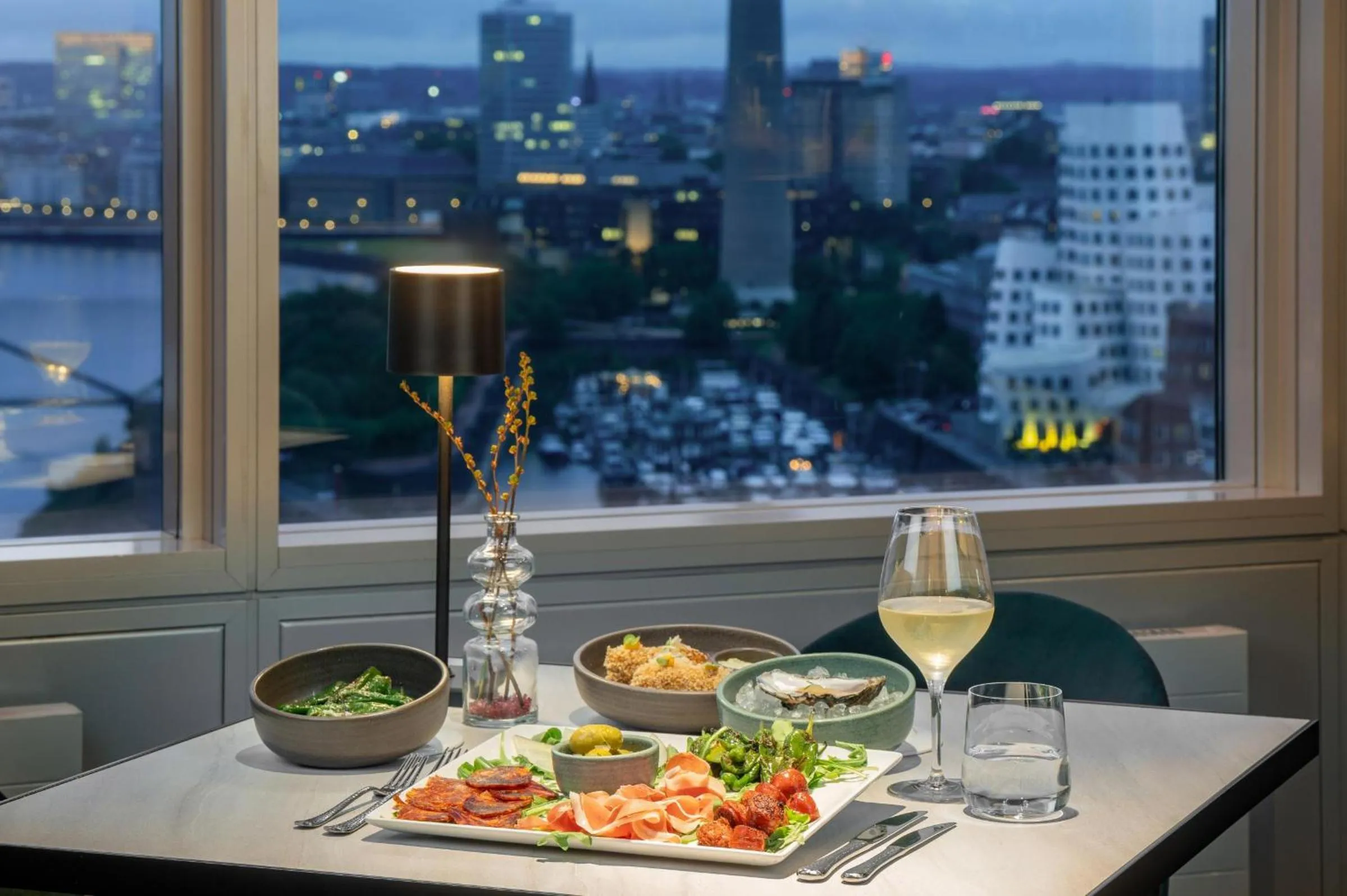 Restaurant/places to eat in INNSiDE by Meliá Düsseldorf Hafen