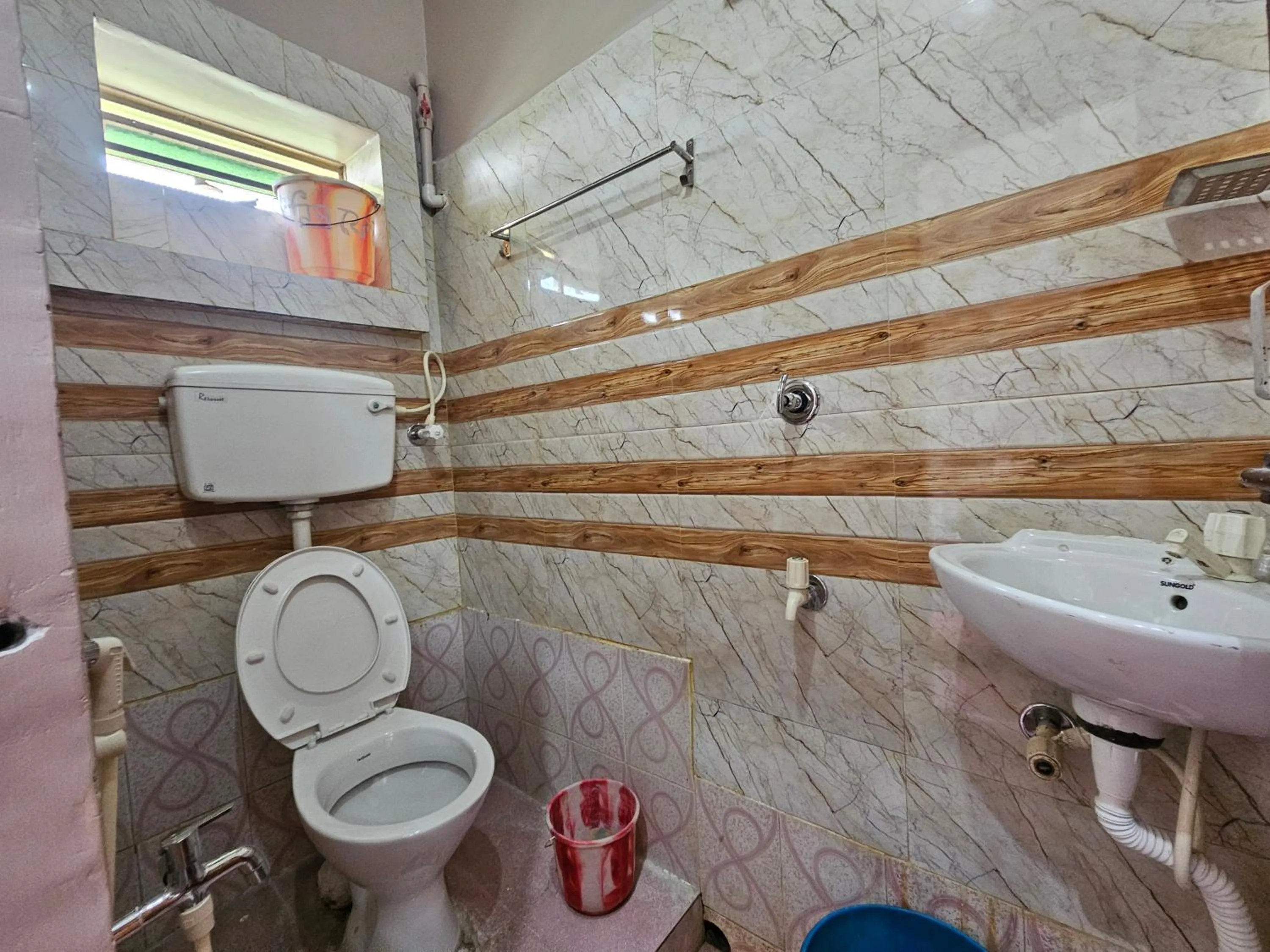 Bathroom in Monalisa Lodge