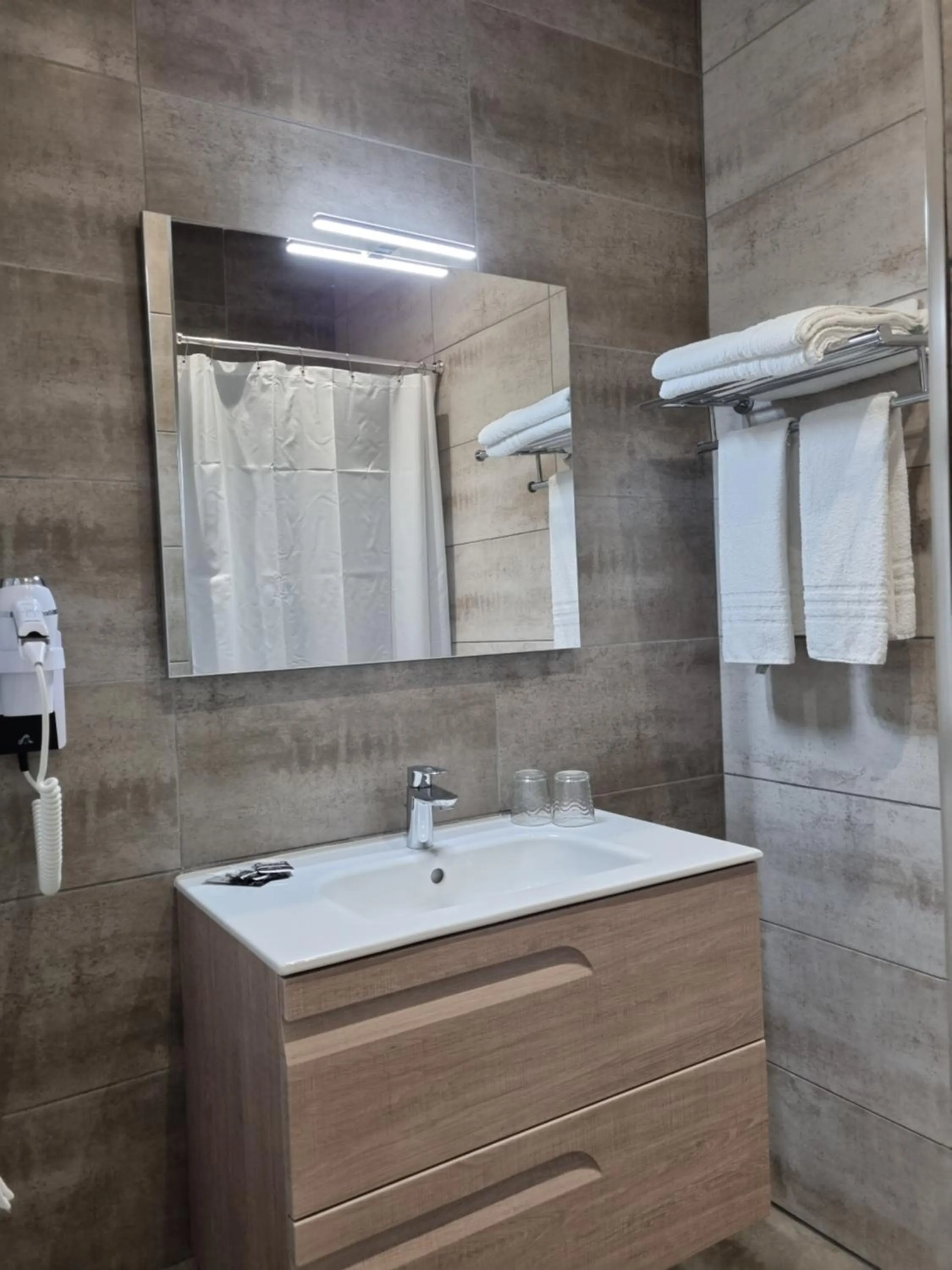 Shower in Hôtel AMBEILLE