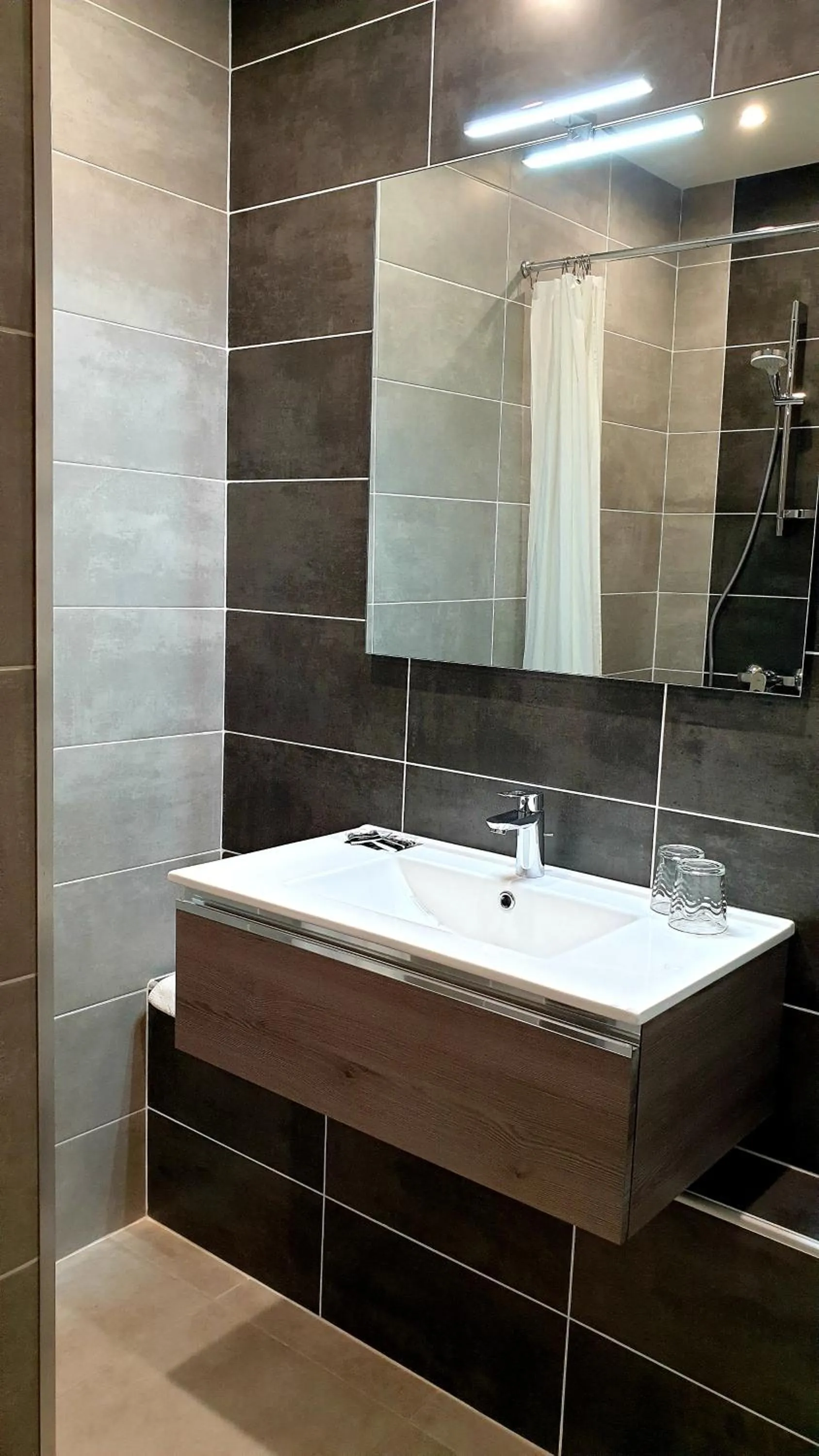 Shower in Hôtel AMBEILLE