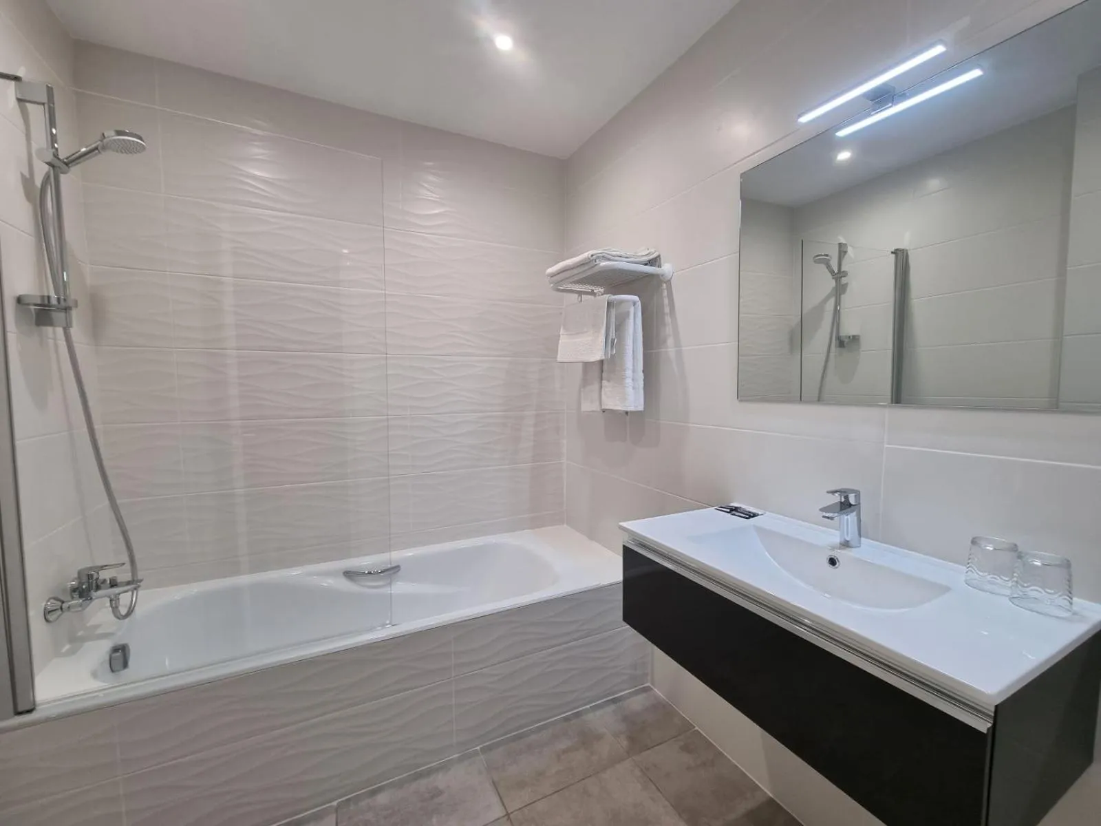 Shower in Hôtel AMBEILLE