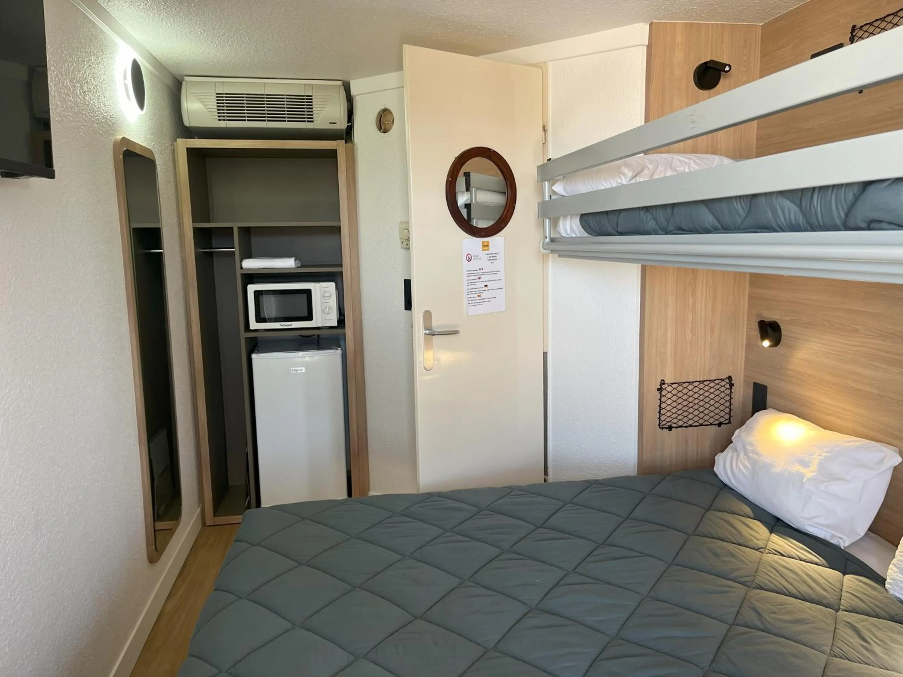 Bed in Premiere Classe Avignon Le Pontet