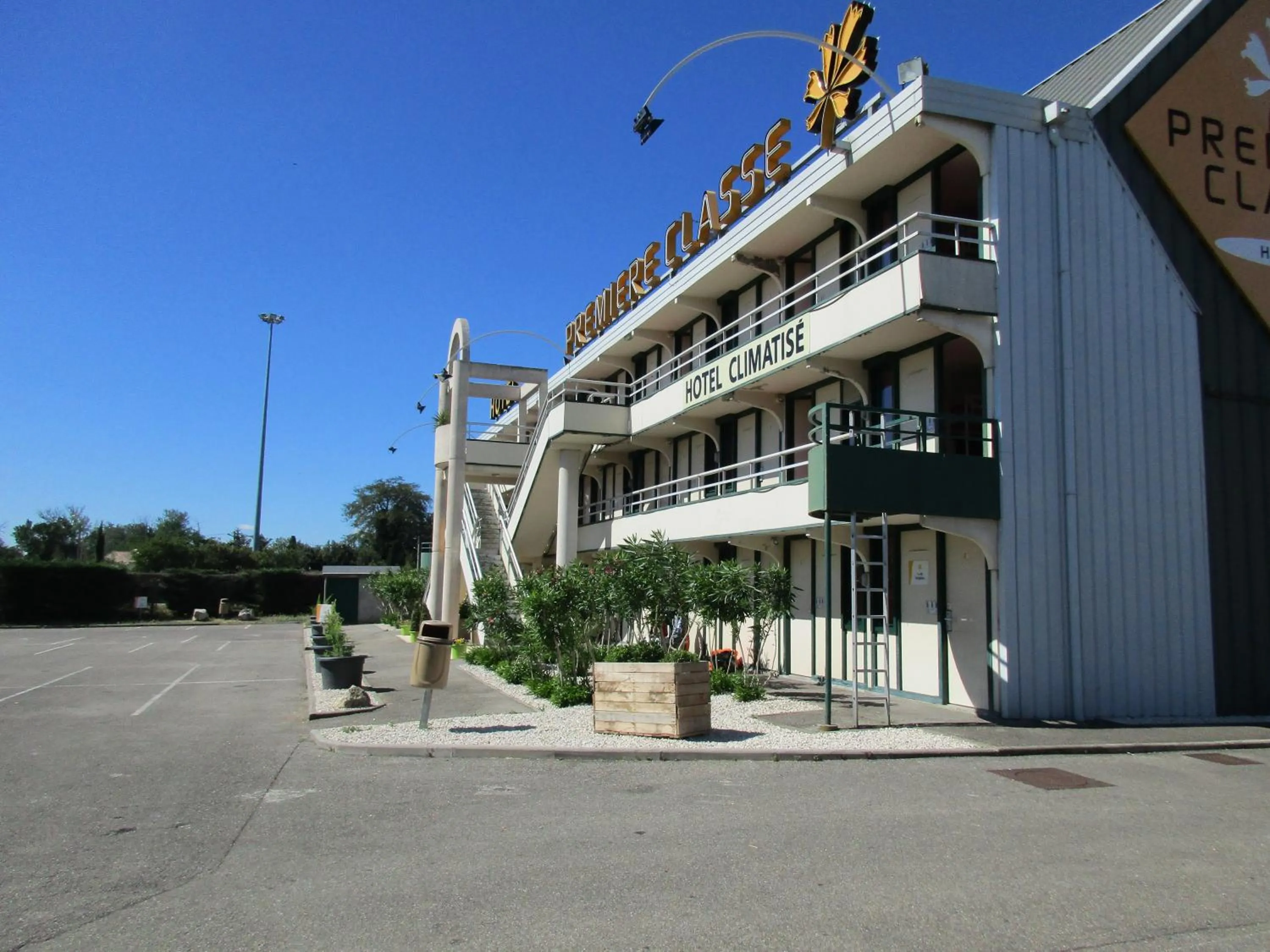 Facade/entrance in Premiere Classe Avignon Le Pontet
