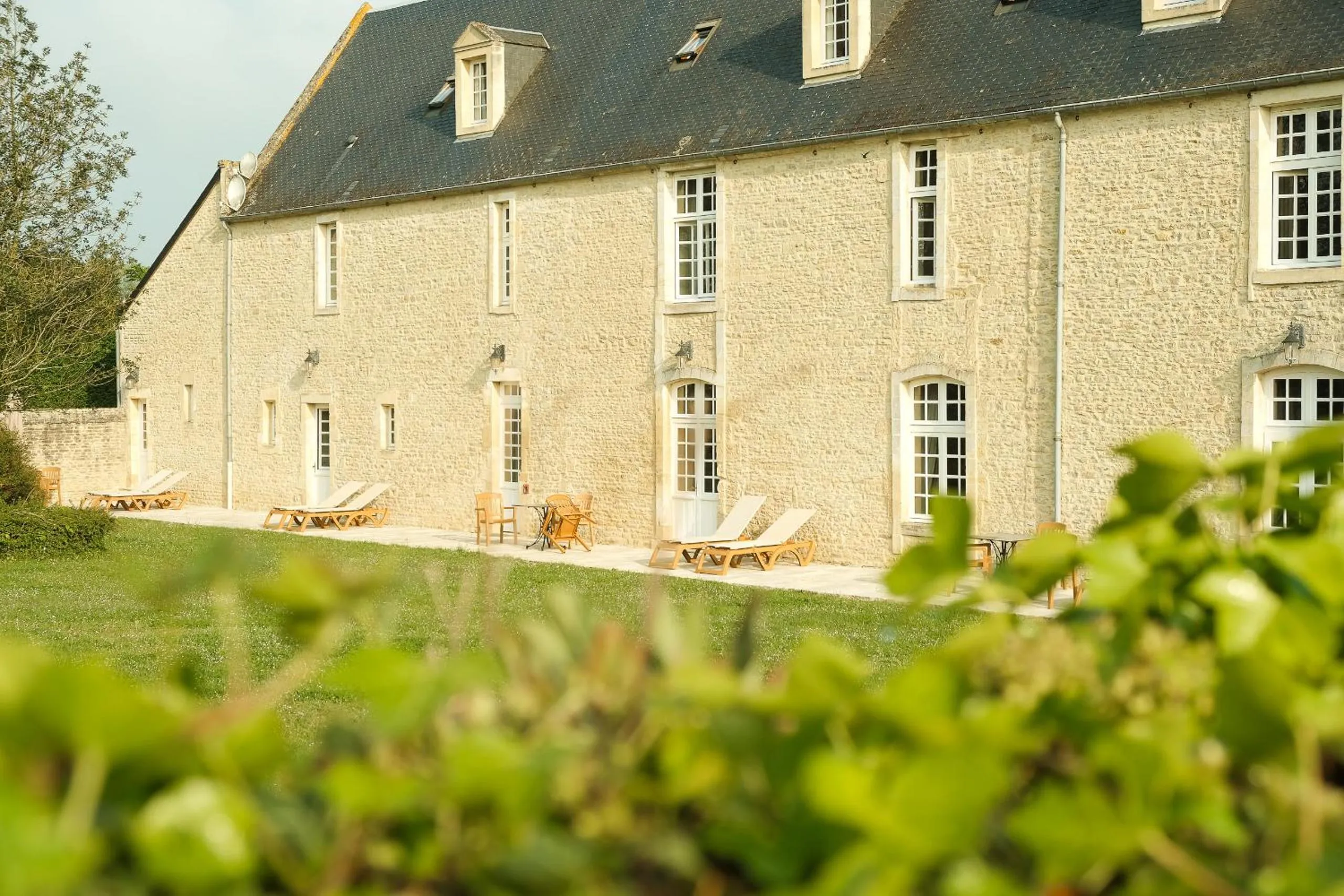 Property building in Hôtel Le Manoir De Mathan Crépon à la campagne 5 mn d'Arromanches et 10 mn de Bayeux