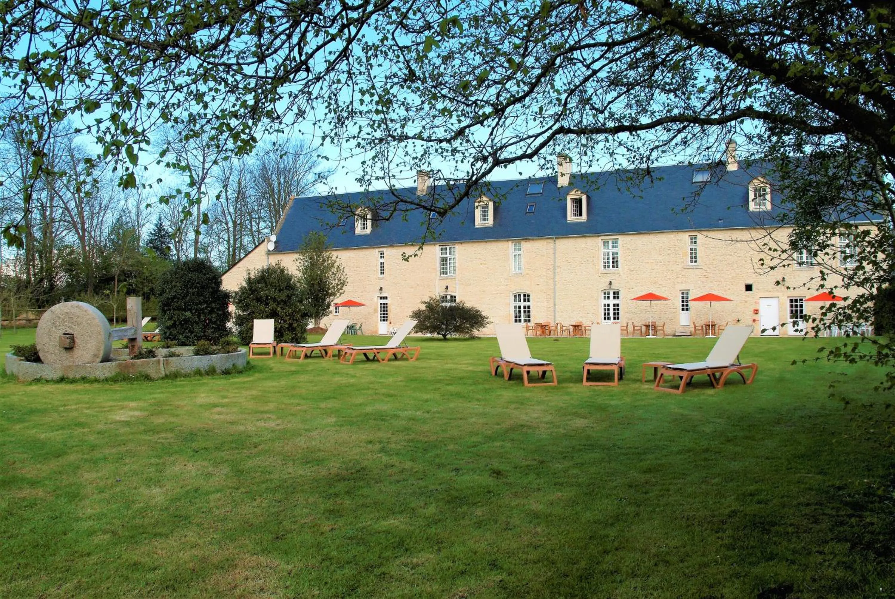 Garden in Hôtel Le Manoir De Mathan Crépon à la campagne 5 mn d'Arromanches et 10 mn de Bayeux
