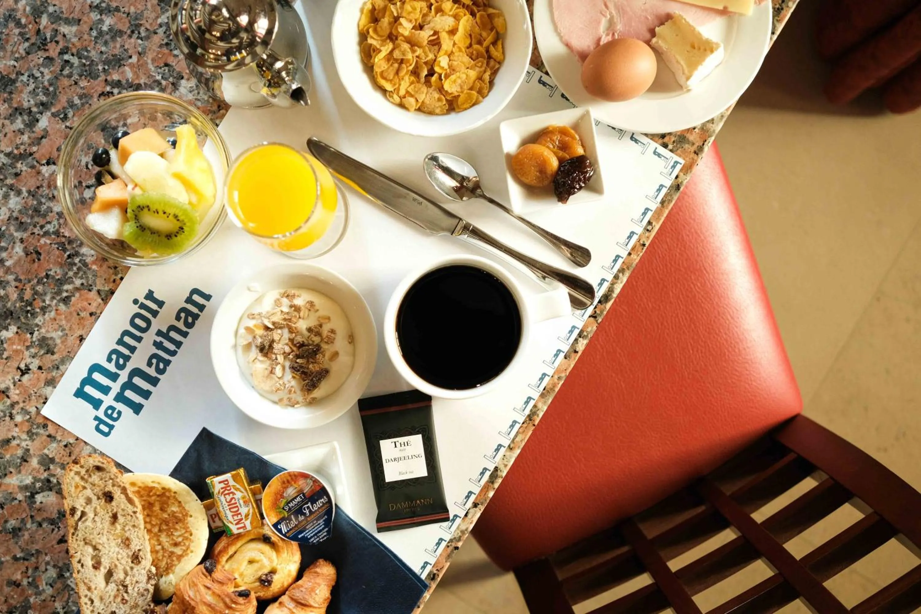 Food and drinks in Hôtel Le Manoir De Mathan Crépon à la campagne 5 mn d'Arromanches et 10 mn de Bayeux