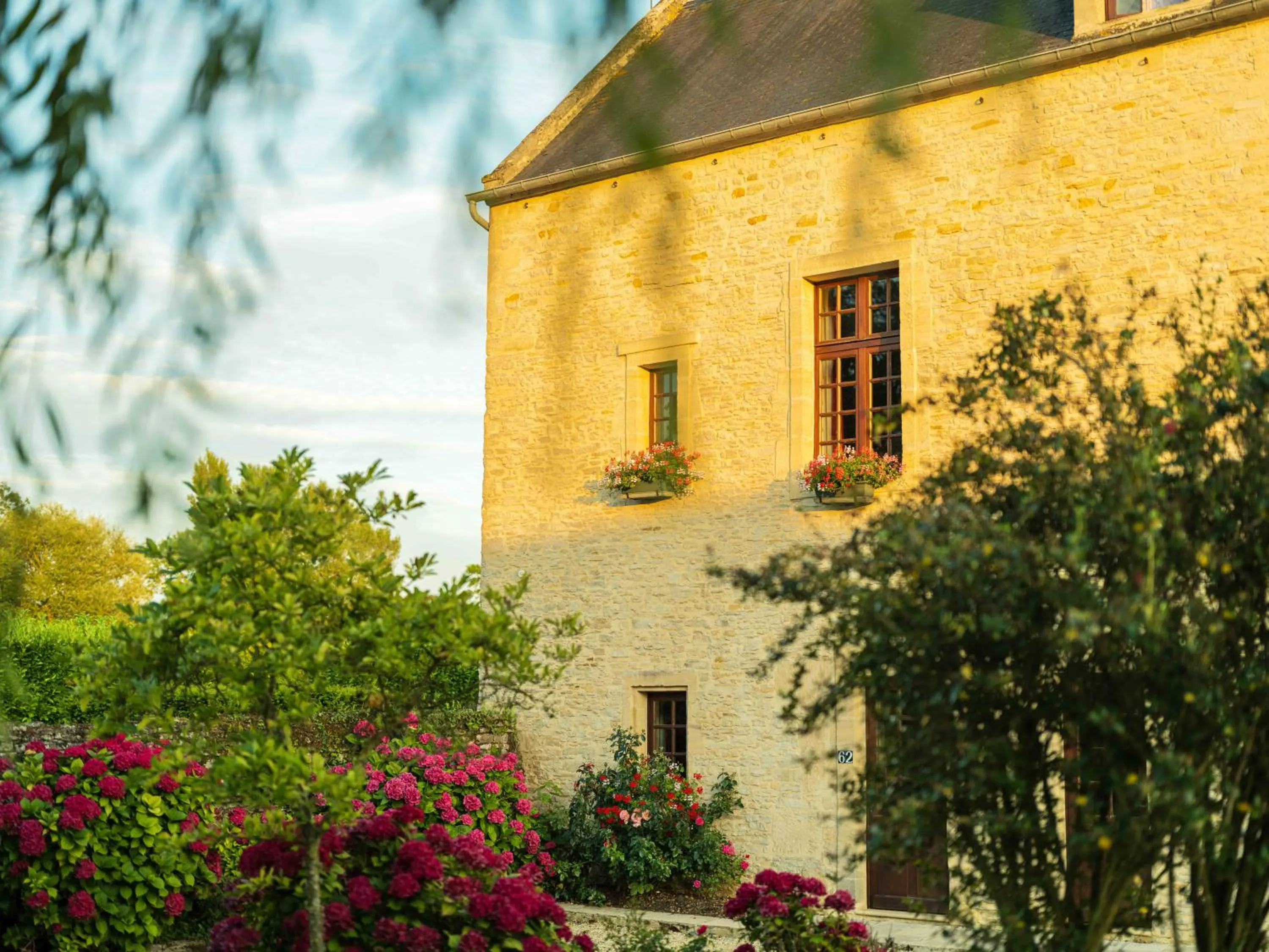 Property building in Hôtel Le Manoir De Mathan Crépon à la campagne 5 mn d'Arromanches et 10 mn de Bayeux
