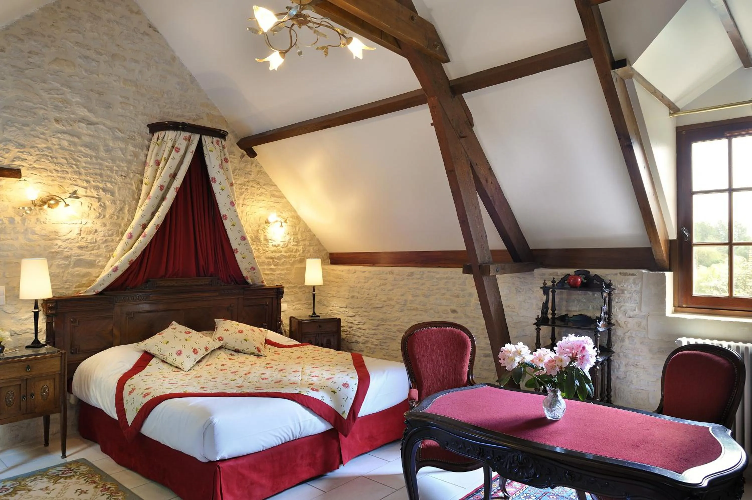 Bedroom, Bed in Hôtel Le Manoir De Mathan Crépon à la campagne 5 mn d'Arromanches et 10 mn de Bayeux