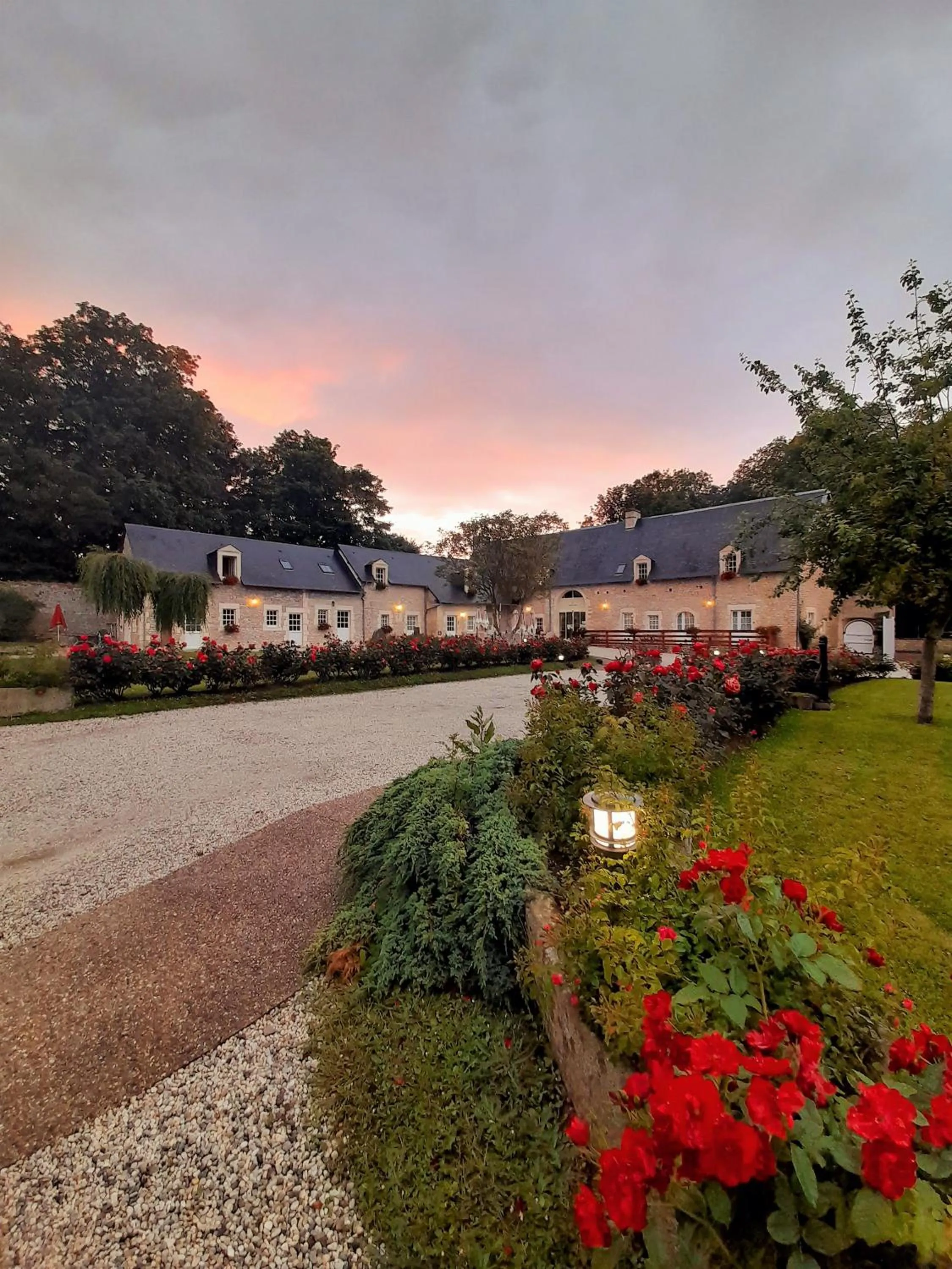 Garden in Hôtel Le Manoir De Mathan Crépon à la campagne 5 mn d'Arromanches et 10 mn de Bayeux