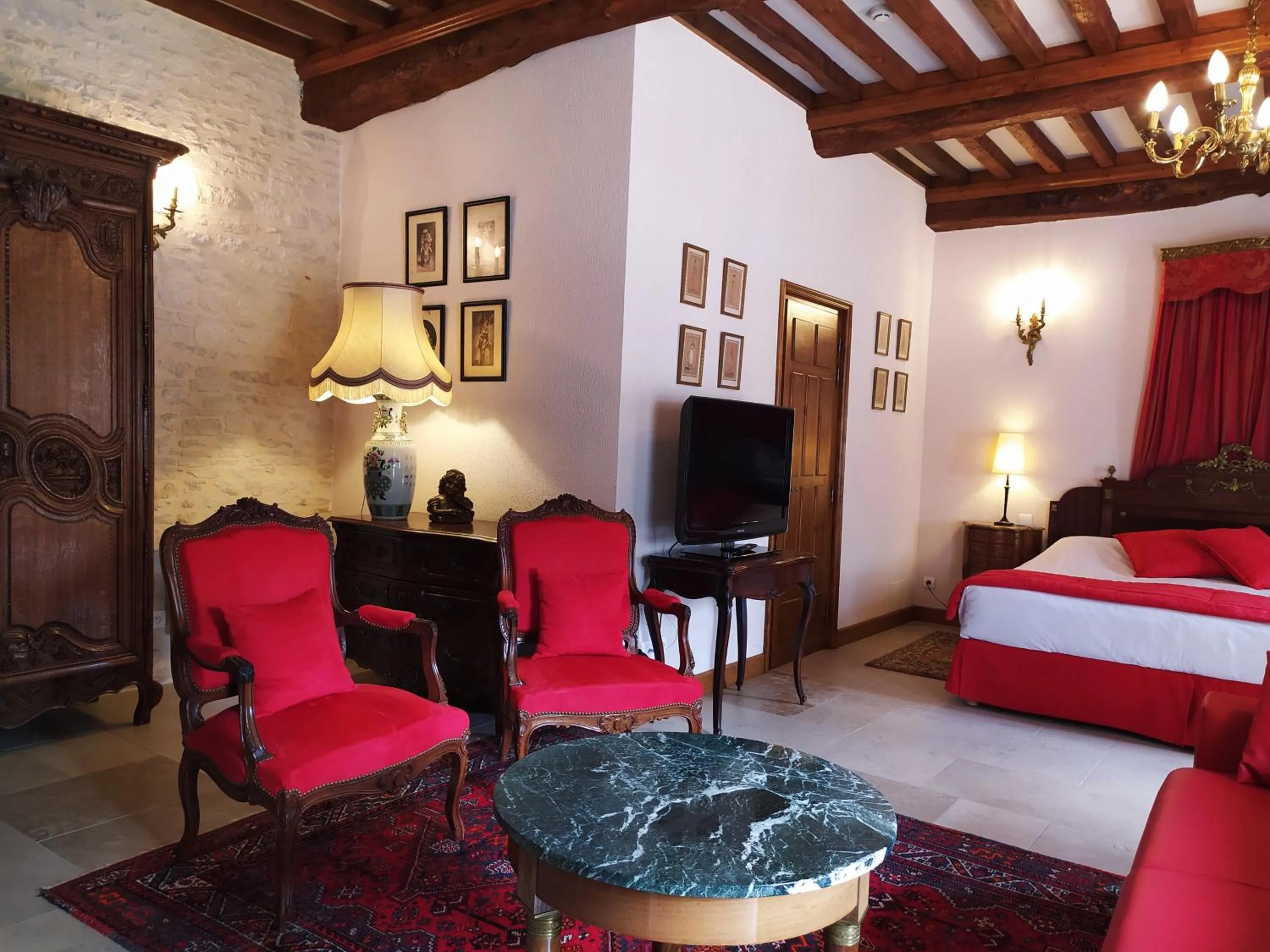 Bedroom, Bed in Hôtel Le Manoir De Mathan Crépon à la campagne 5 mn d'Arromanches et 10 mn de Bayeux