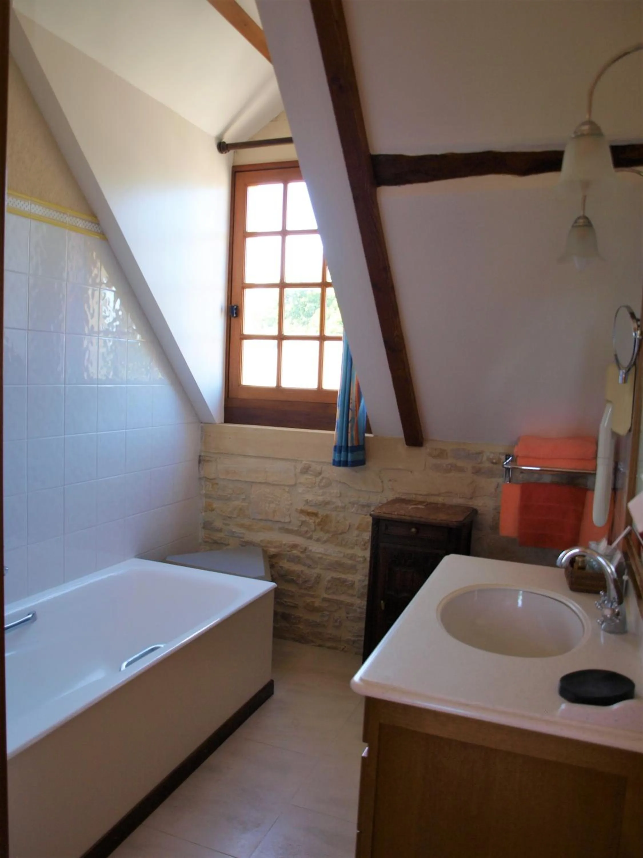 Bathroom, Bed in Hôtel Le Manoir De Mathan Crépon à la campagne 5 mn d'Arromanches et 10 mn de Bayeux